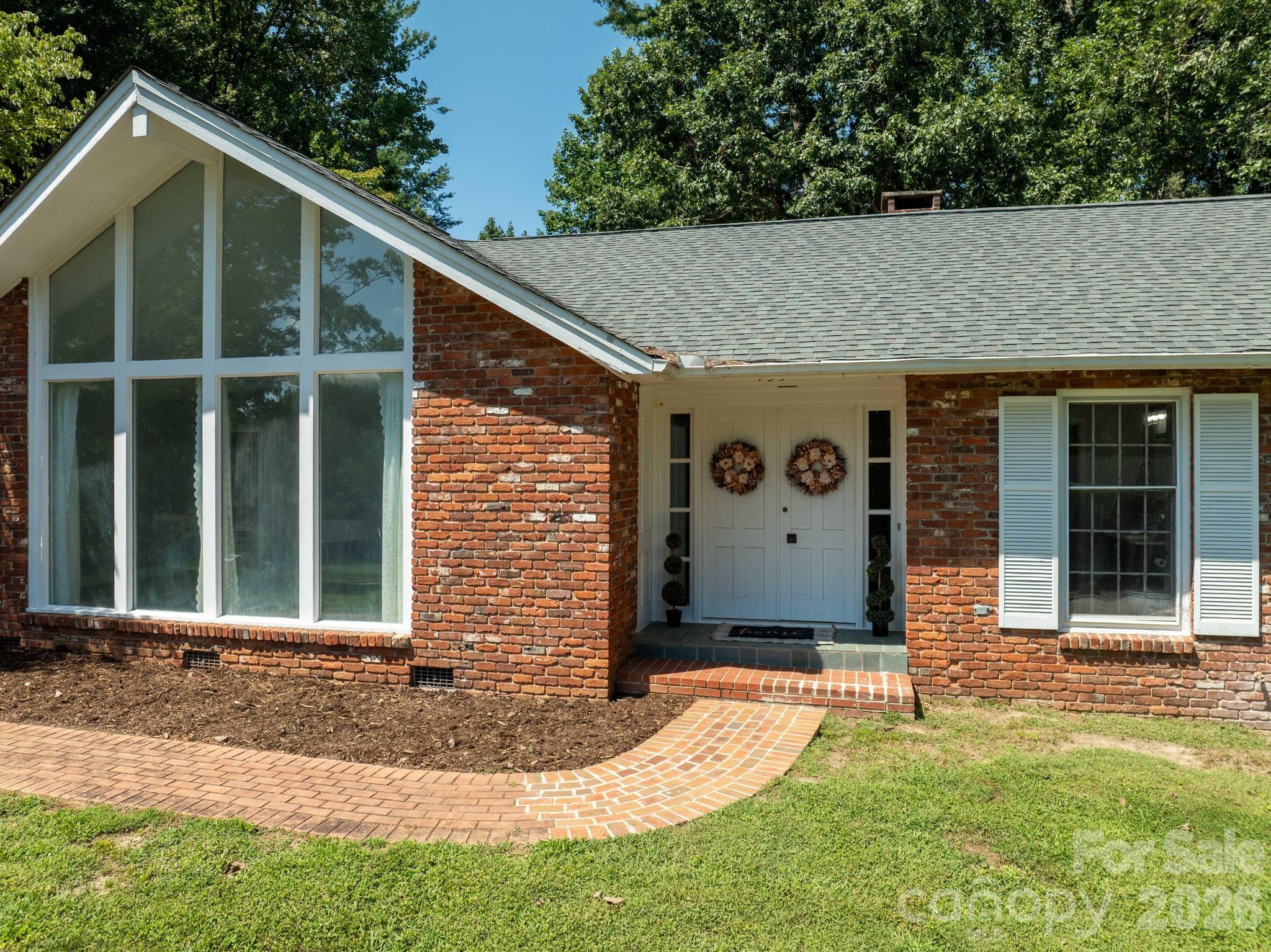 935 Ridgewood Drive Property Photo 4