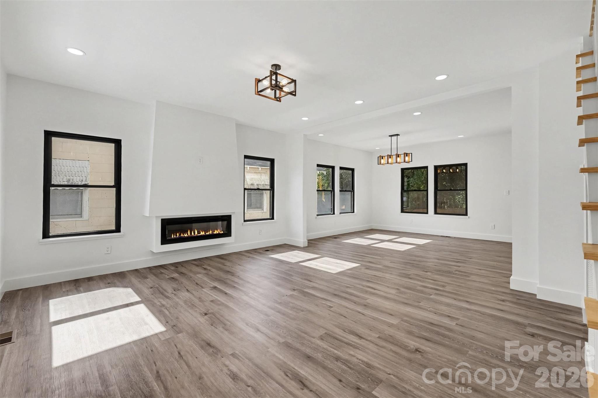 638 E Black Street Property Photo 2
