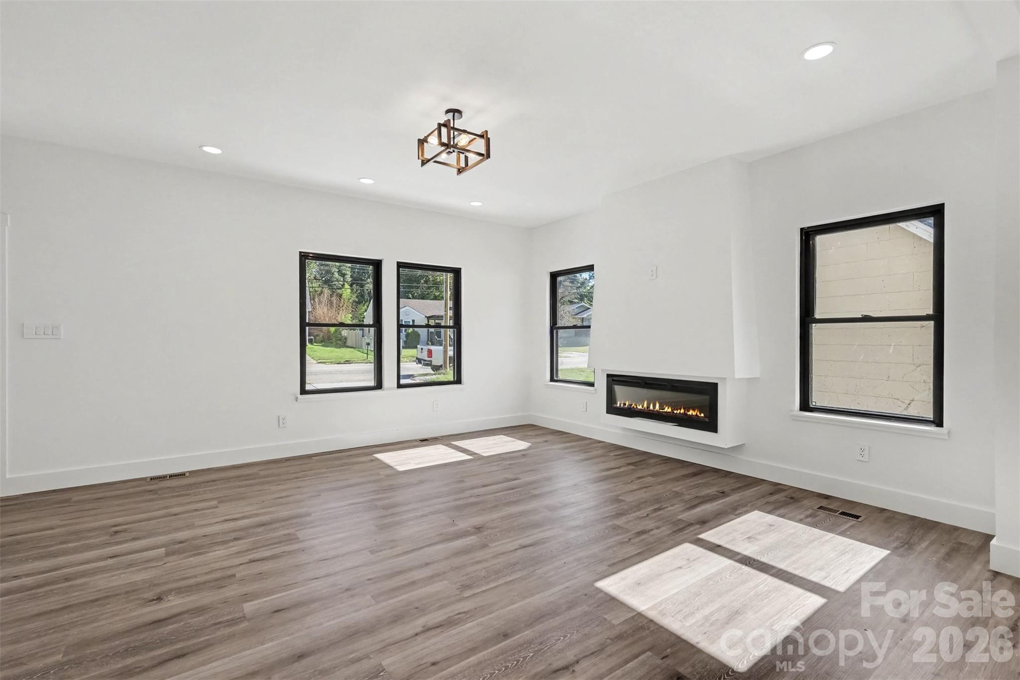 638 E Black Street Property Photo 4