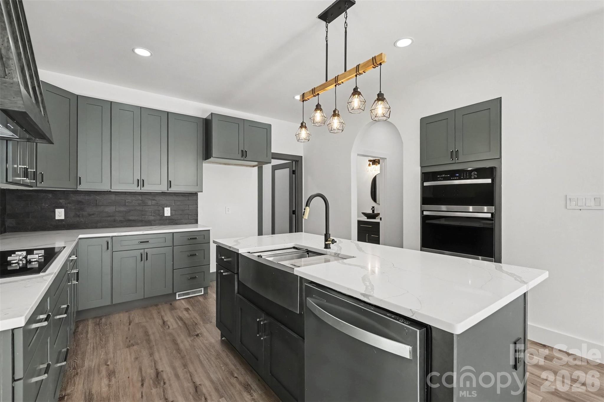 638 E Black Street Property Photo 6