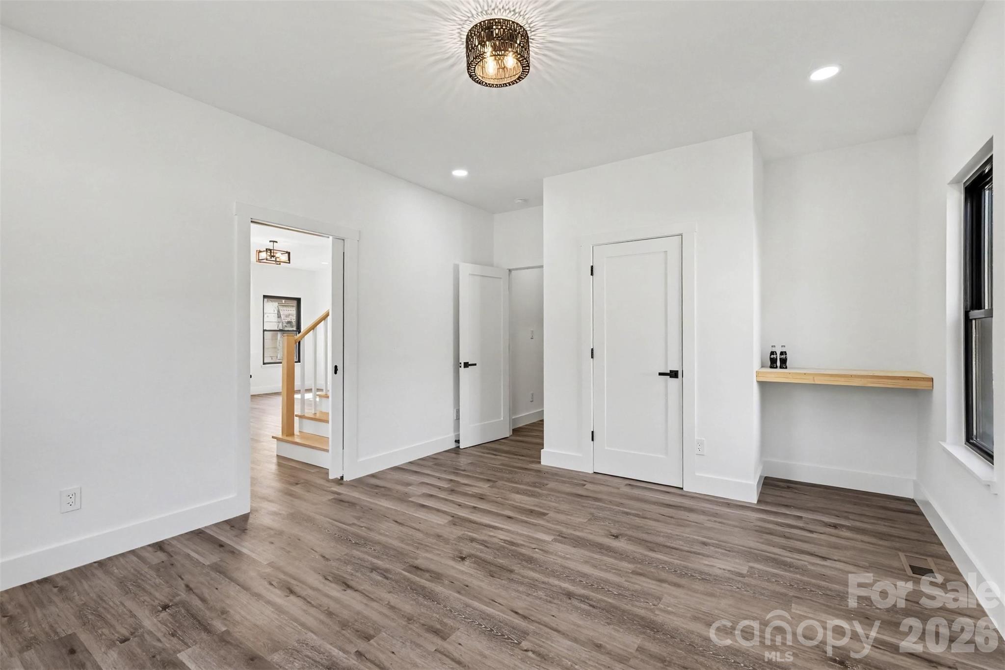 638 E Black Street Property Photo 12