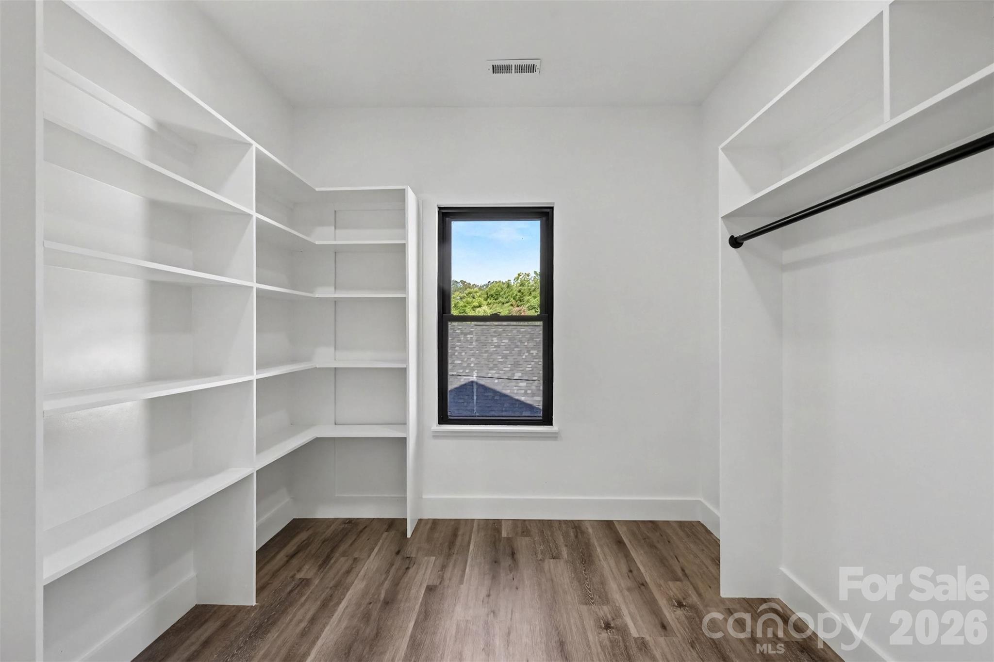 638 E Black Street Property Photo 13