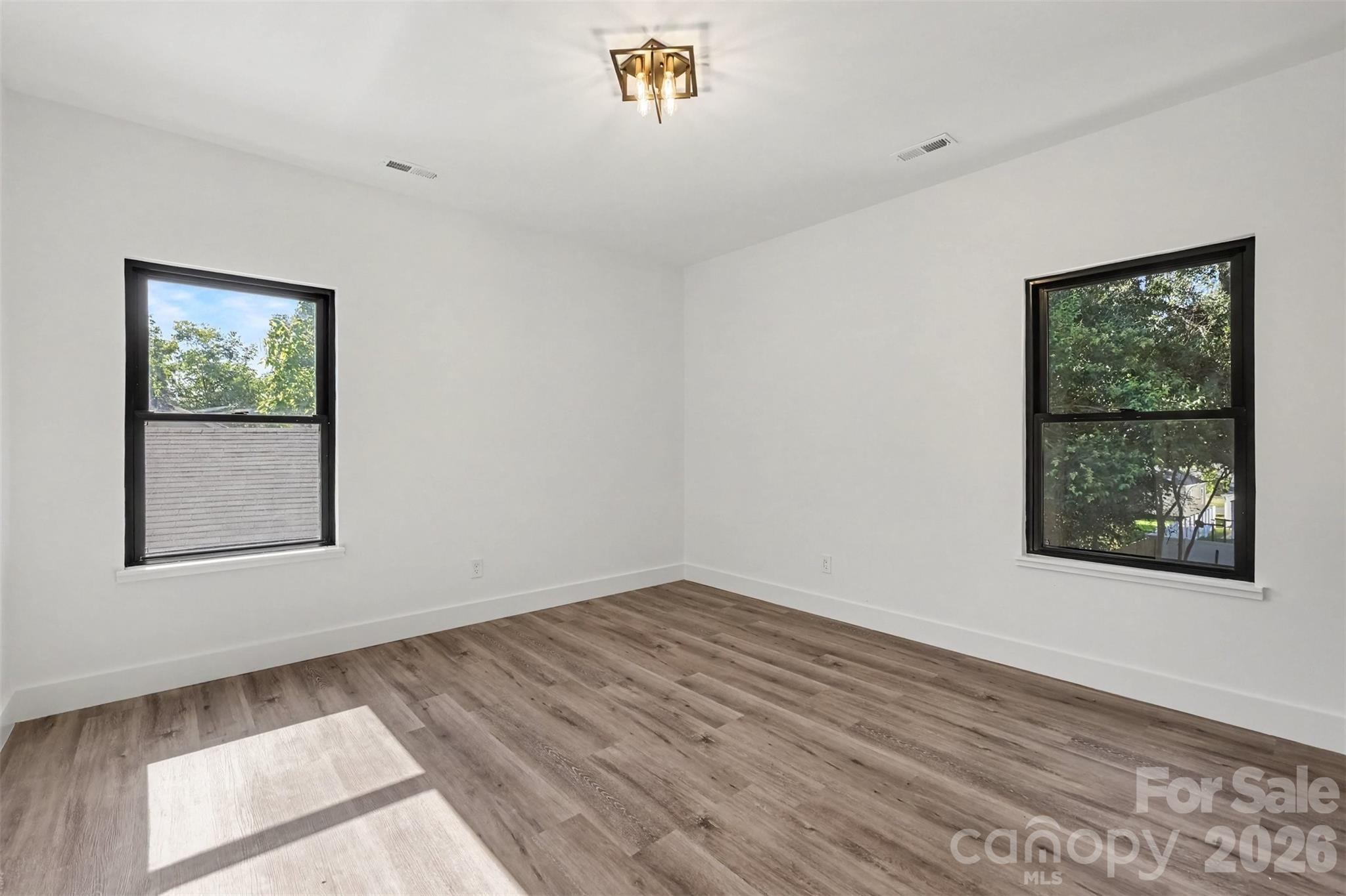 638 E Black Street Property Photo 18
