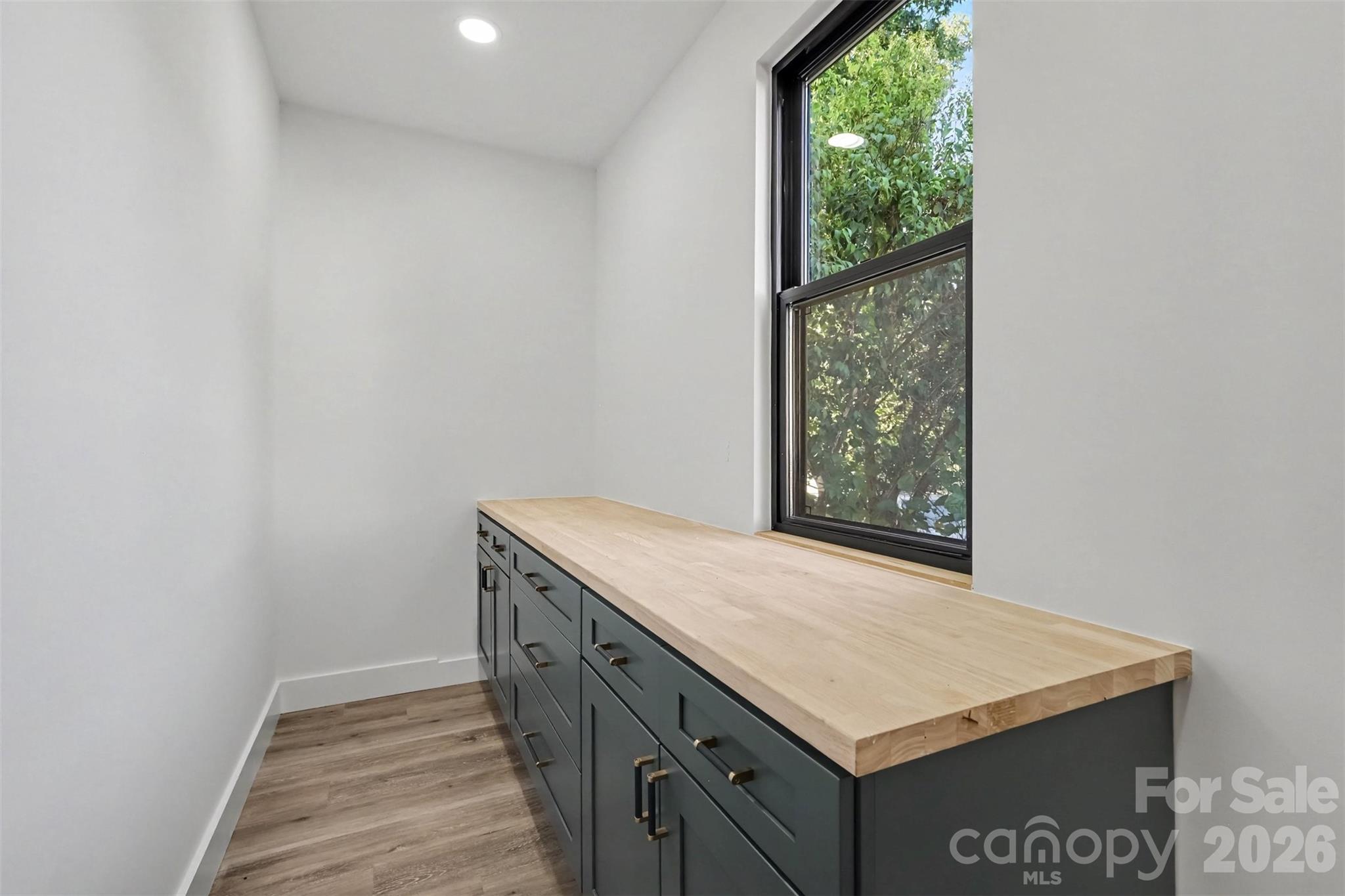 638 E Black Street Property Photo 24