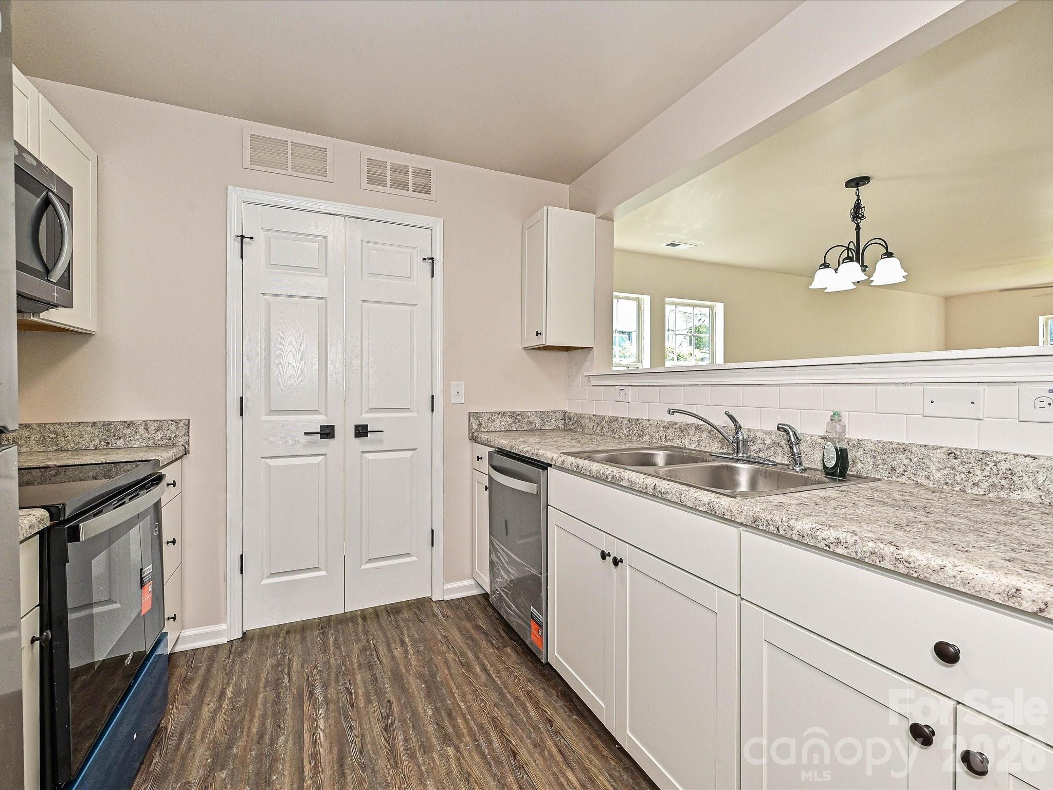 402 Jones Street Property Photo 14