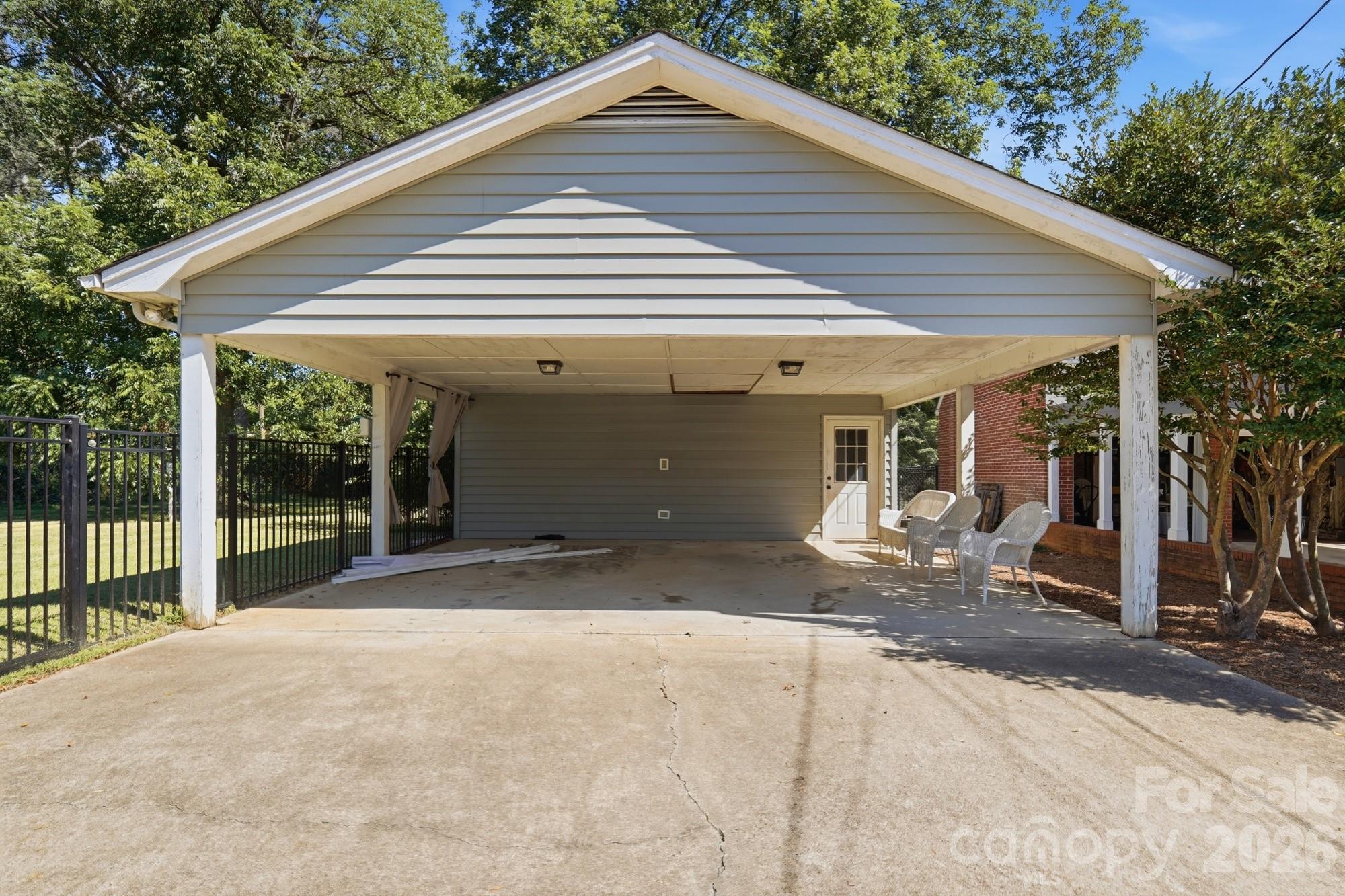 1351 E Marion Street Property Photo 3