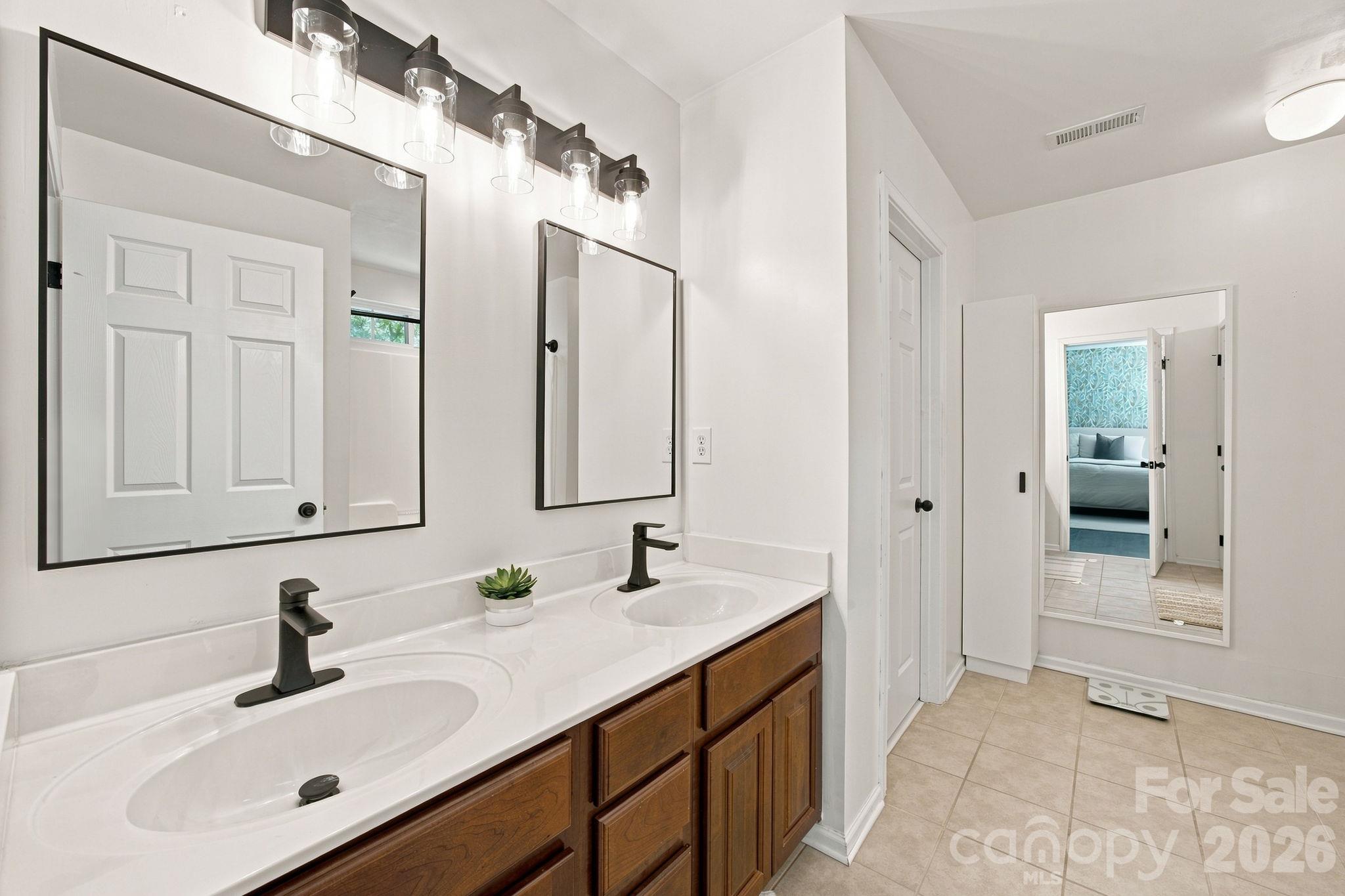 2335 Whitford Lane Property Photo 19