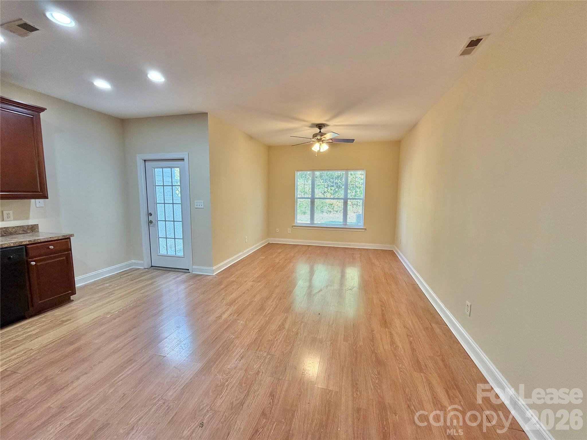 118 Sherman Oaks Lane Property Photo 5