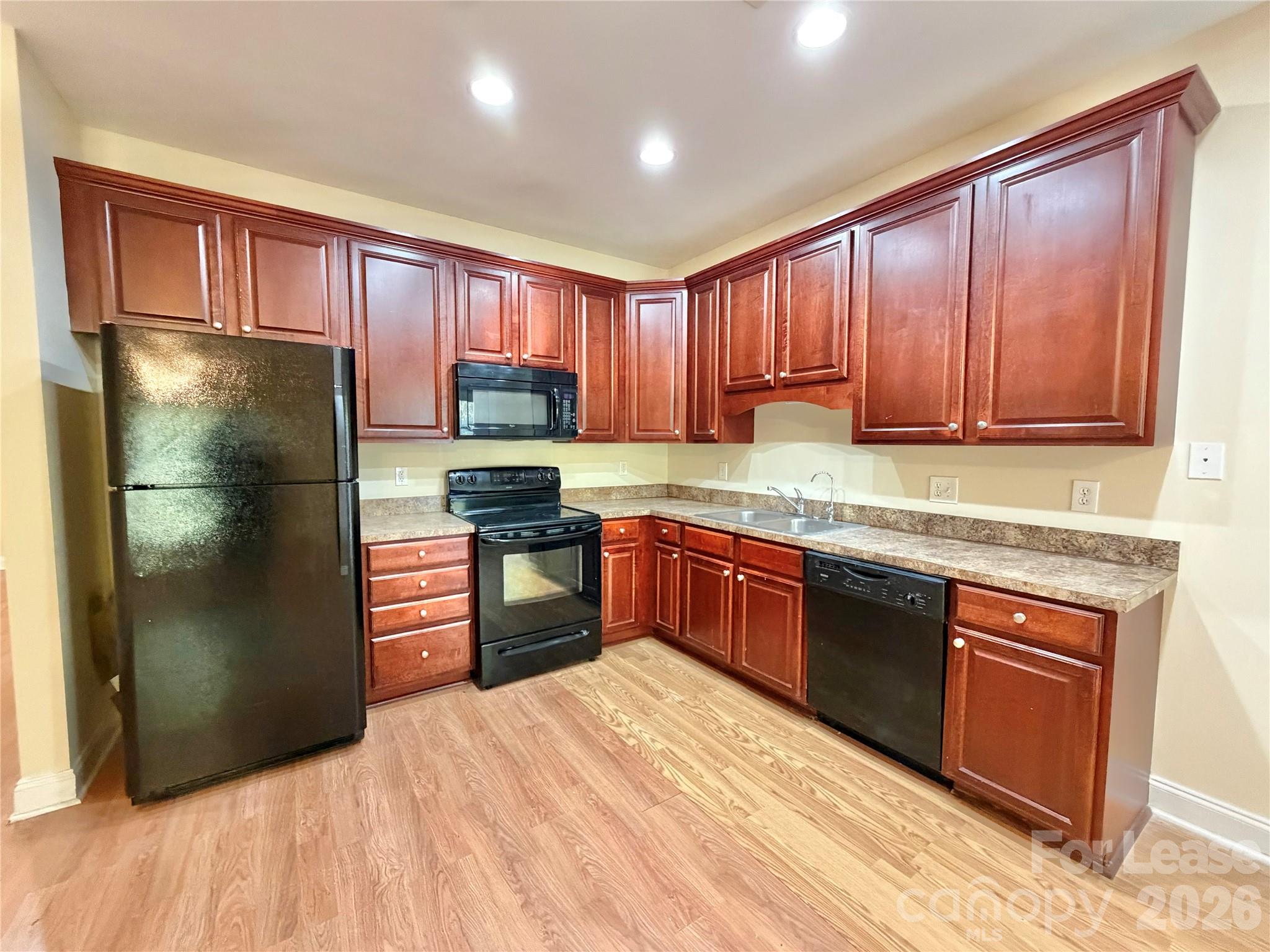 118 Sherman Oaks Lane Property Photo 7