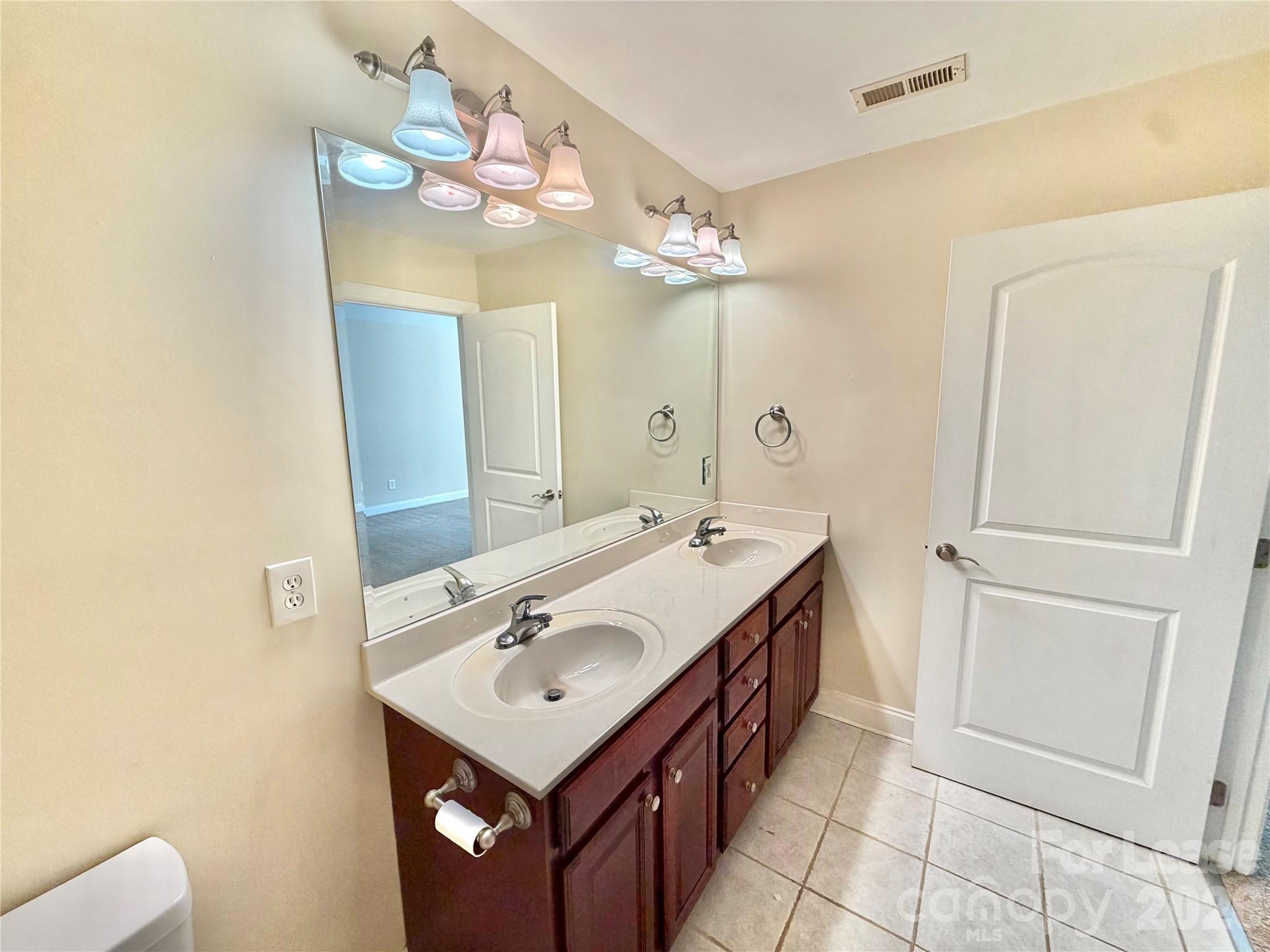 118 Sherman Oaks Lane Property Photo 13