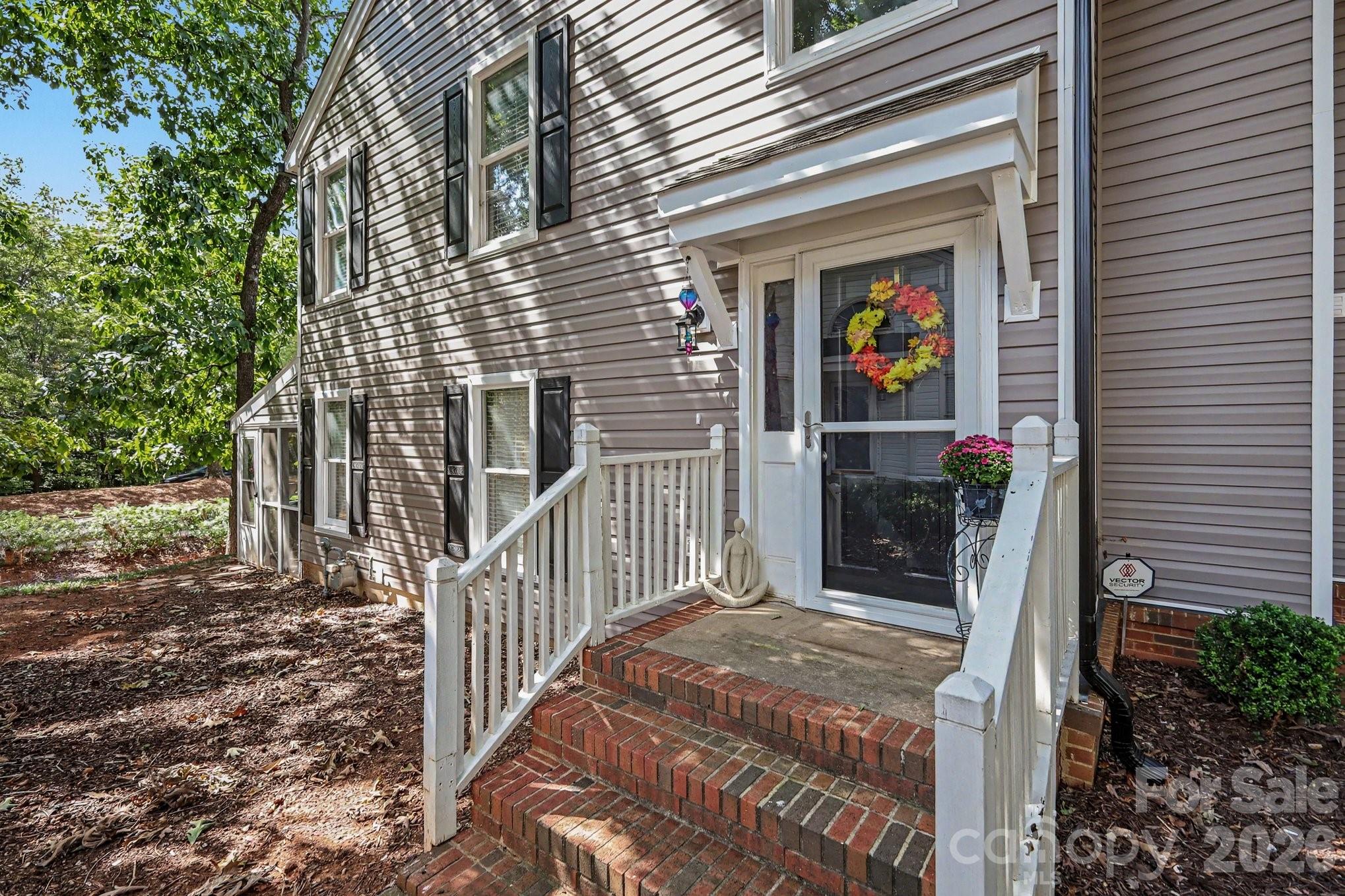 8609 Fox Chase Lane Property Photo 3