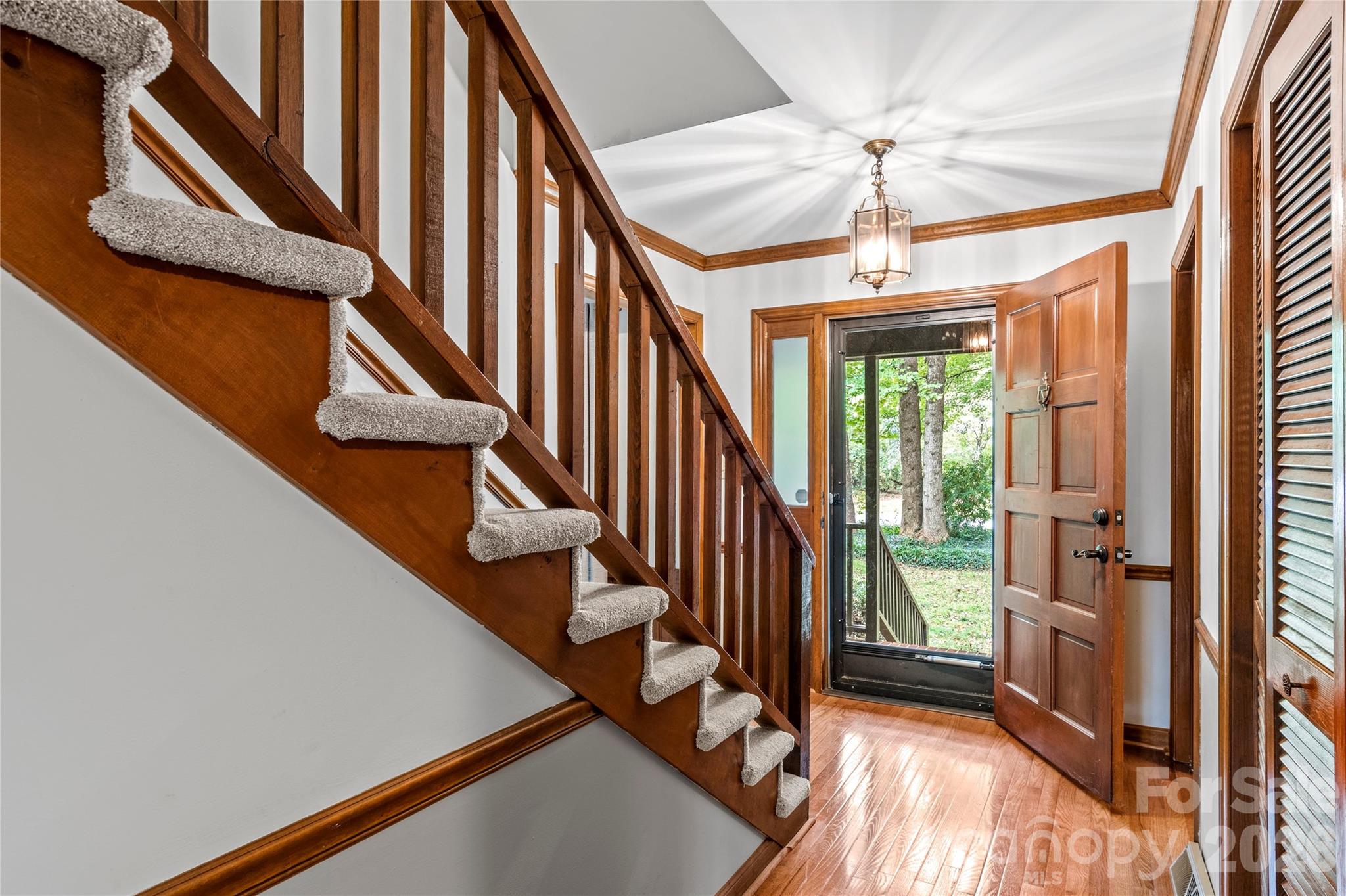 499 Reigate Drive Property Photo 5