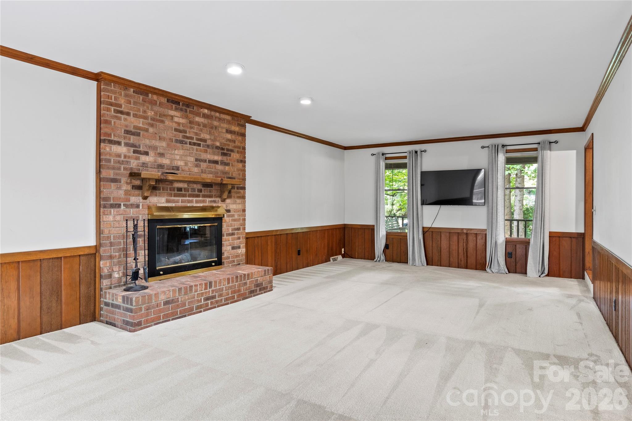 499 Reigate Drive Property Photo 9