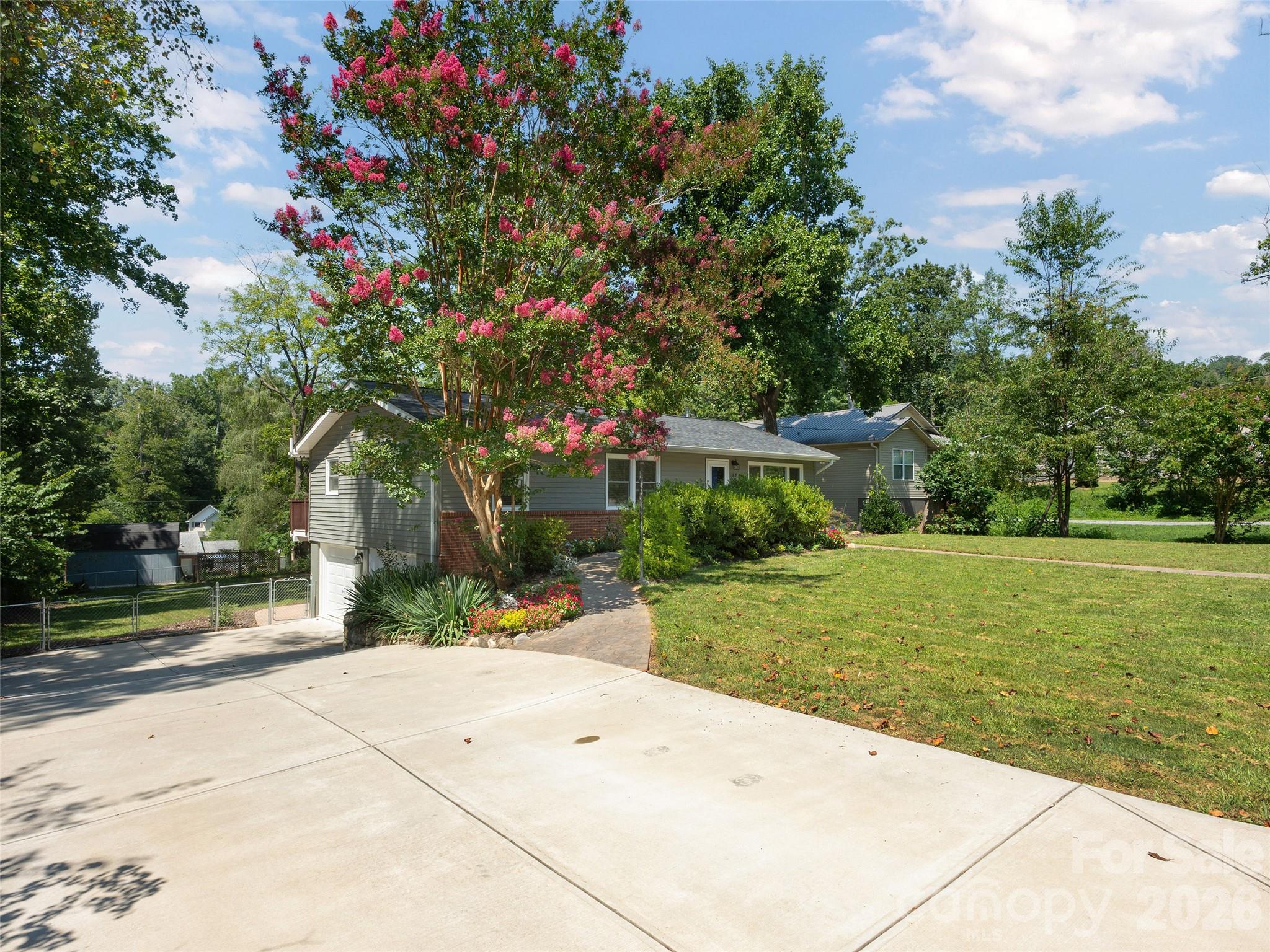 182 Locust Court Property Photo 2