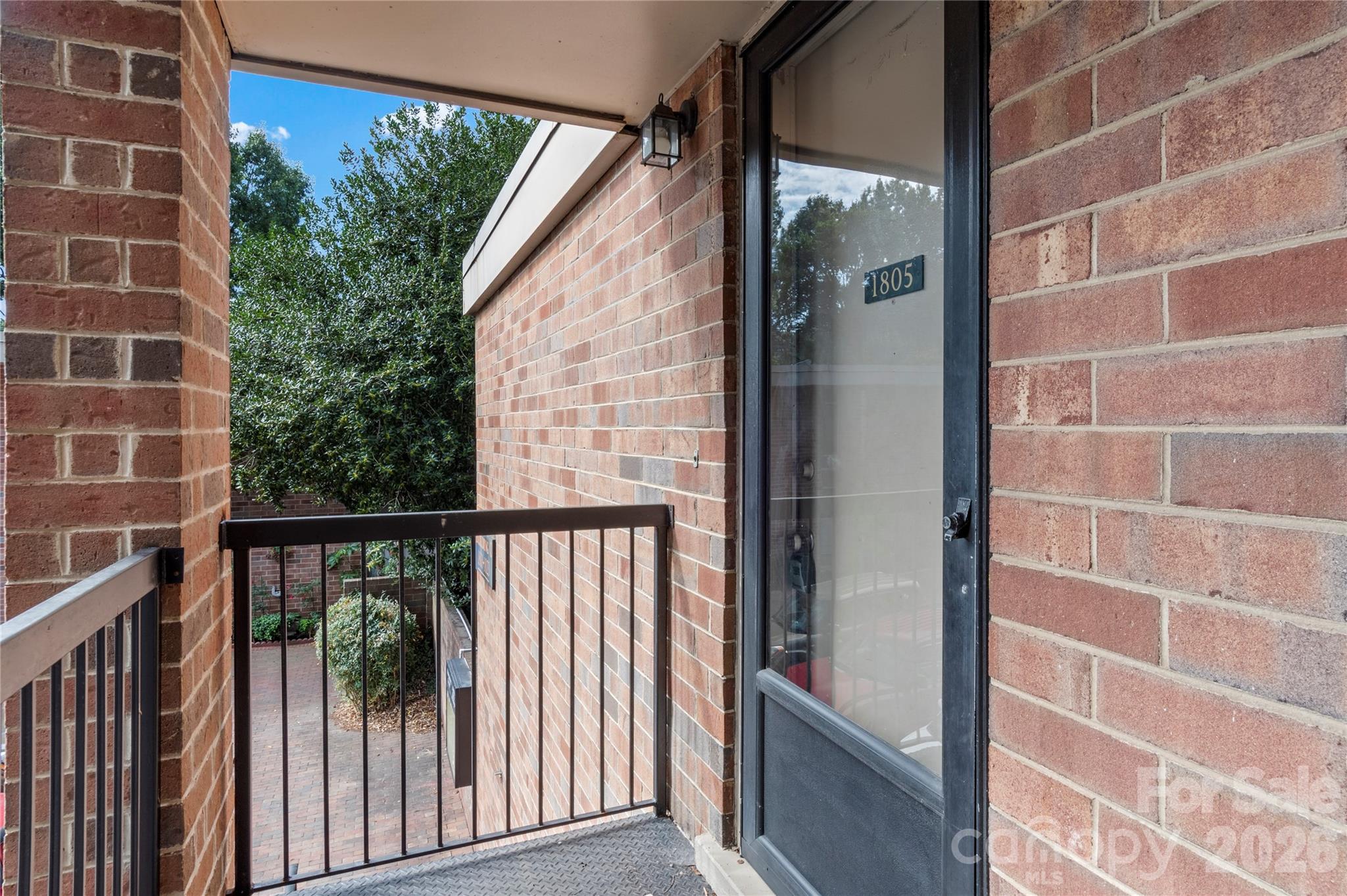 1805 S Hawthorne Road Property Photo 3