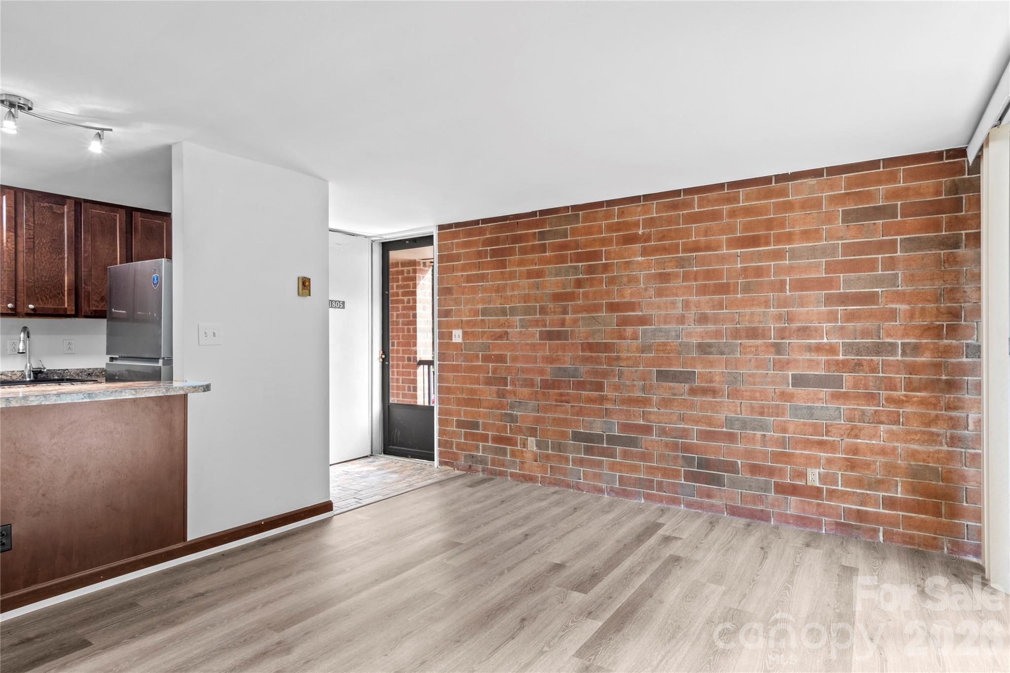 1805 S Hawthorne Road Property Photo 6