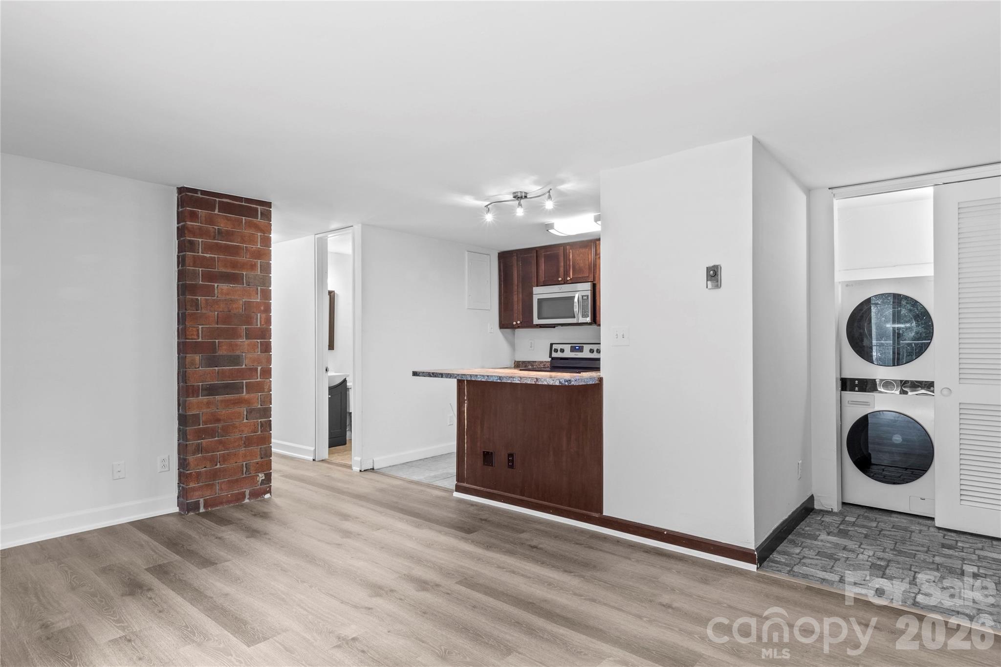 1805 S Hawthorne Road Property Photo 10