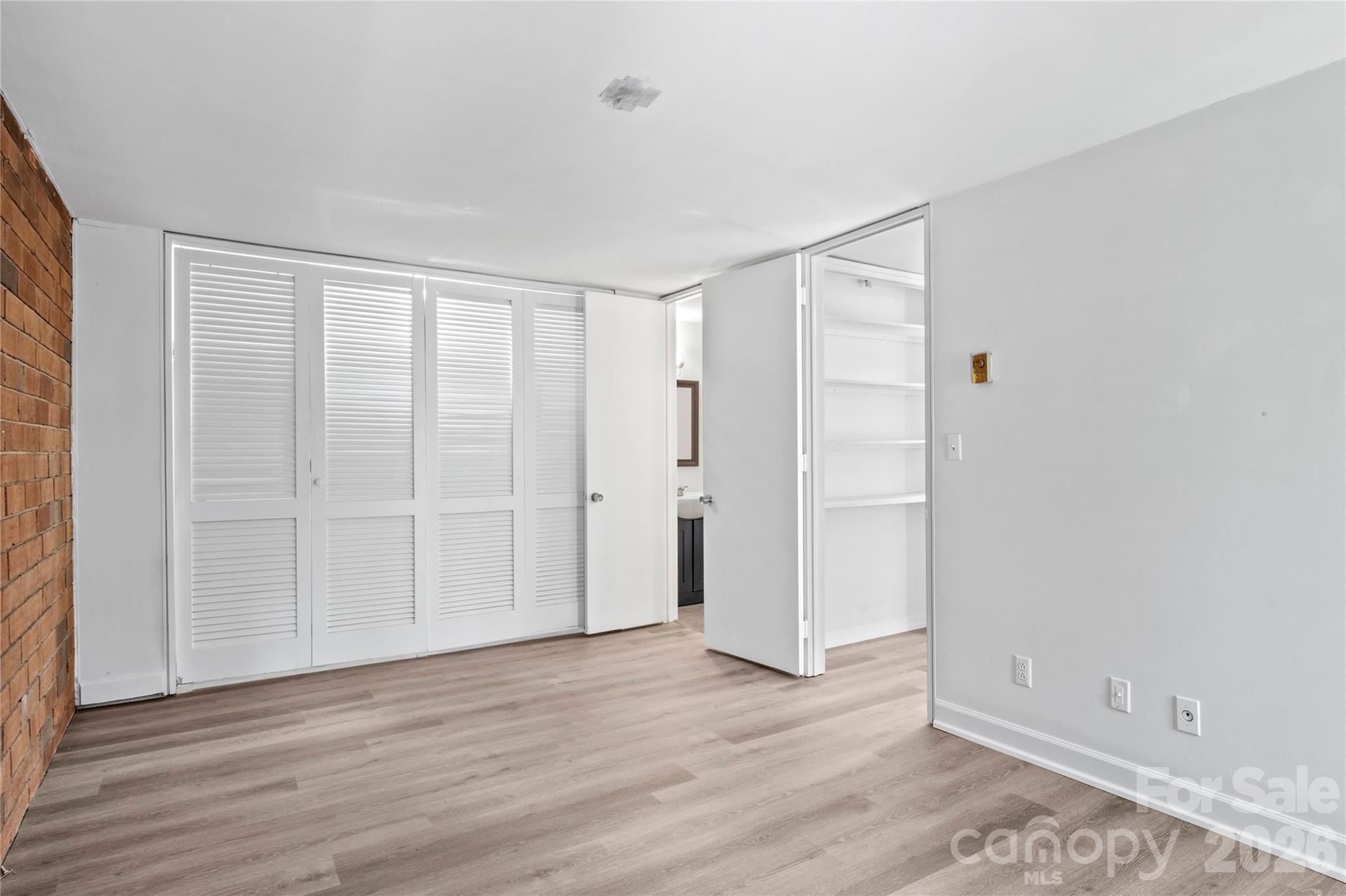 1805 S Hawthorne Road Property Photo 15
