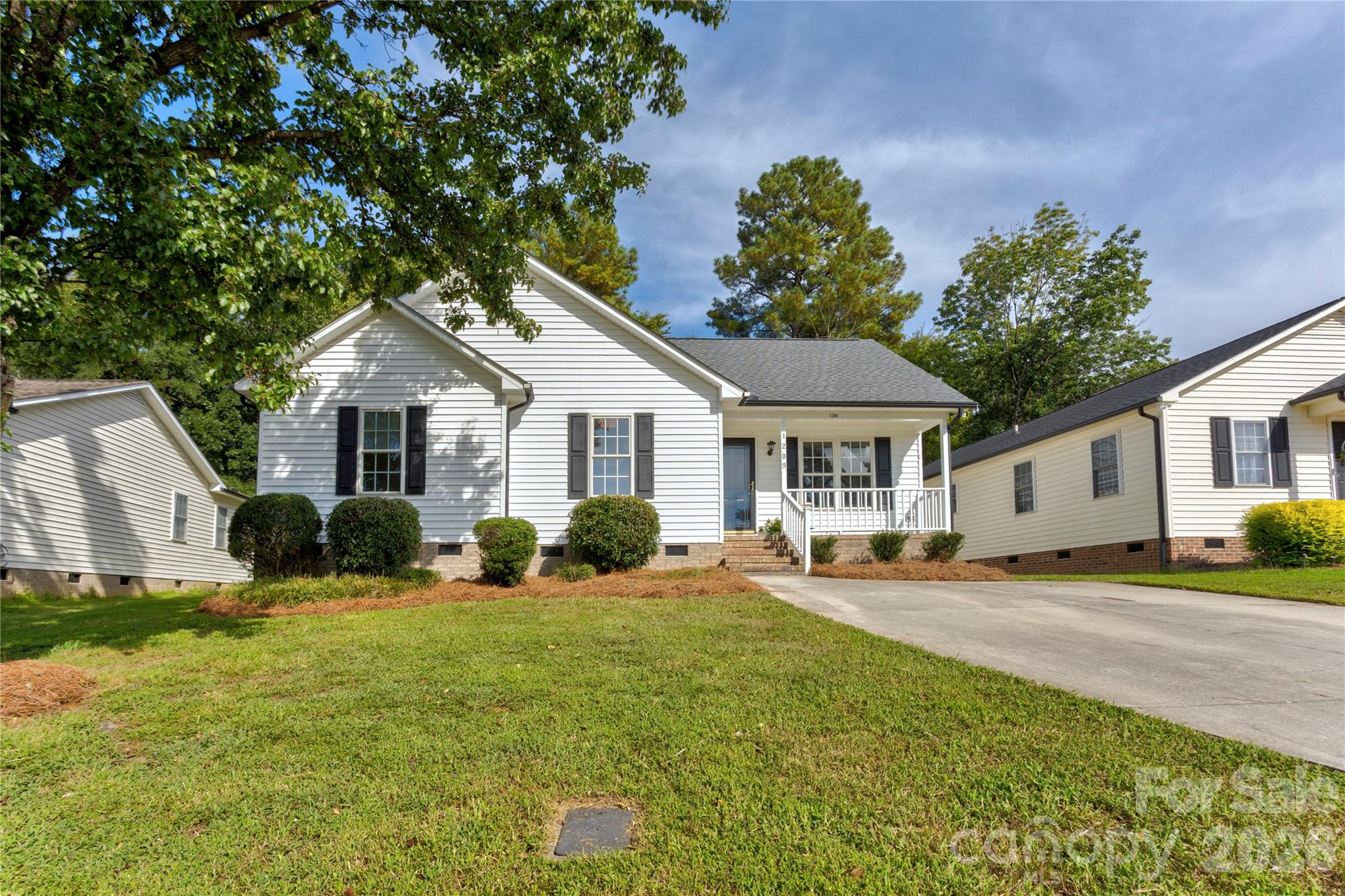 1209 Moss Acres Court Property Photo 2