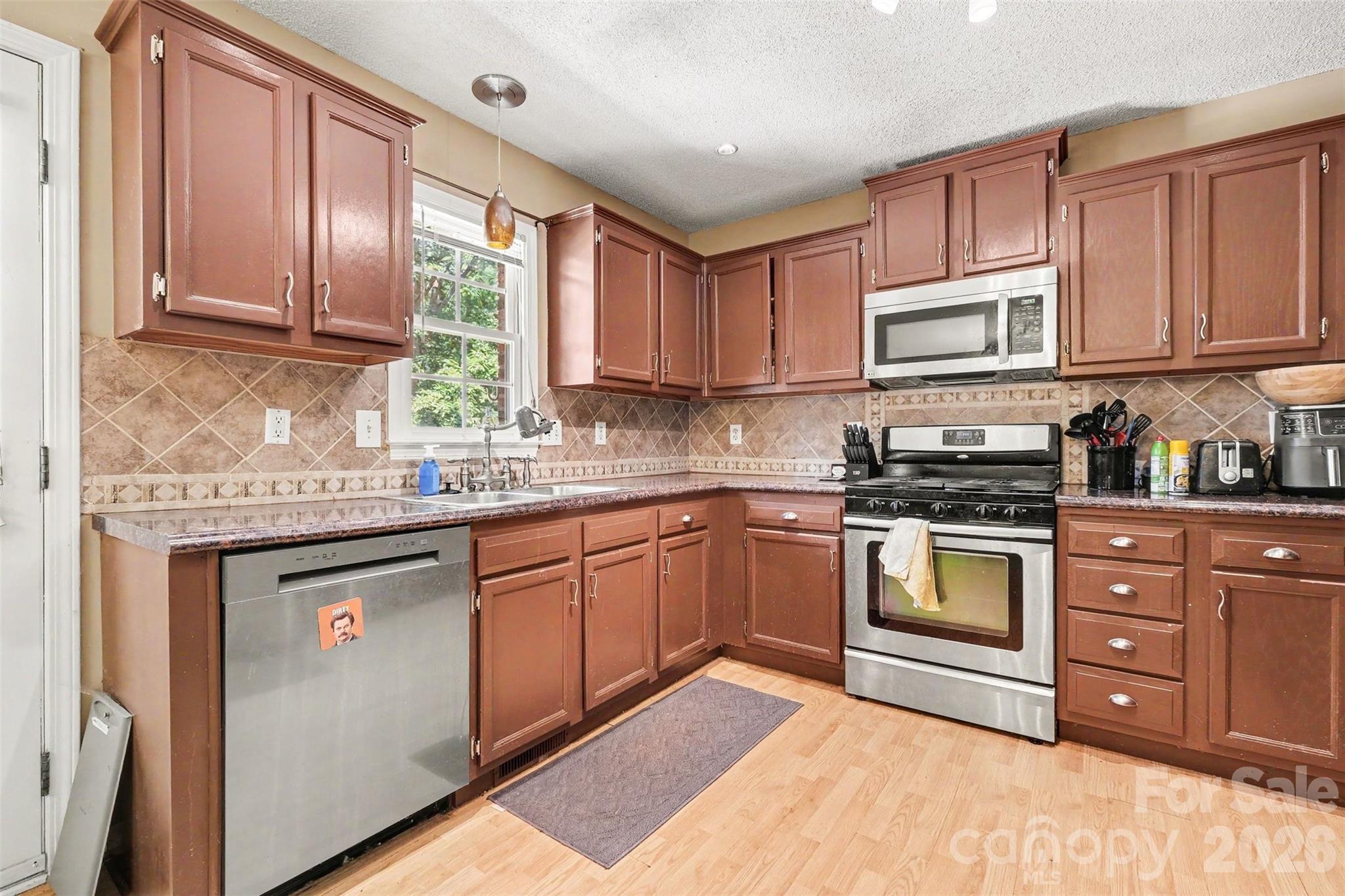 983 Farmington Court Property Photo 3