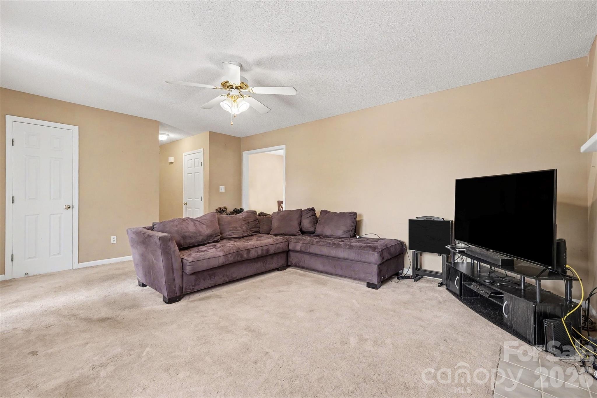 983 Farmington Court Property Photo 4