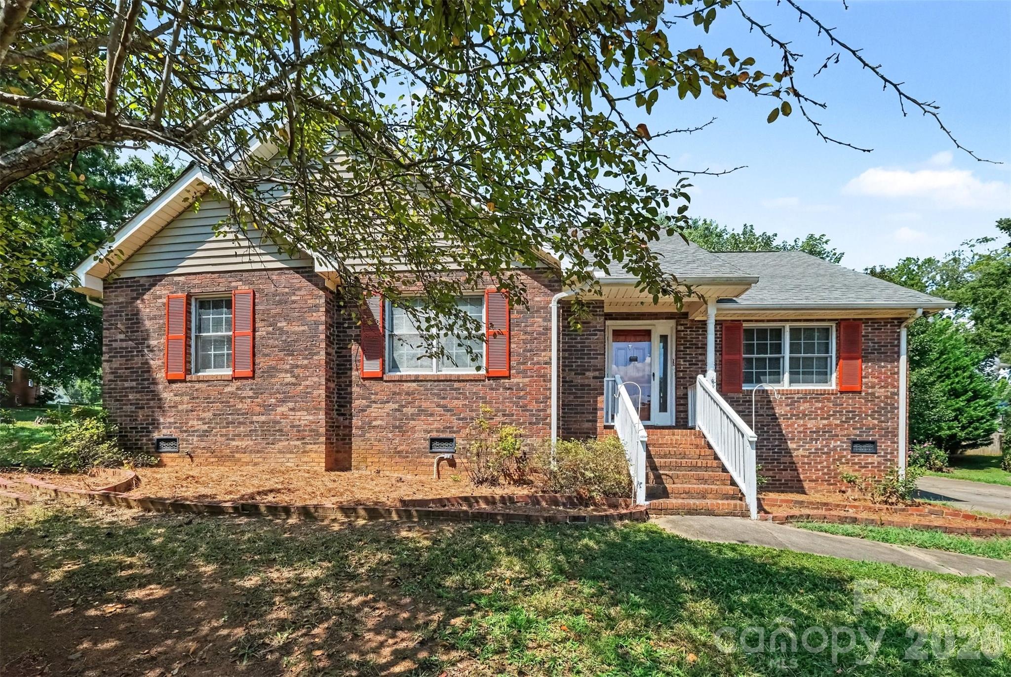 983 Farmington Court Property Photo 6