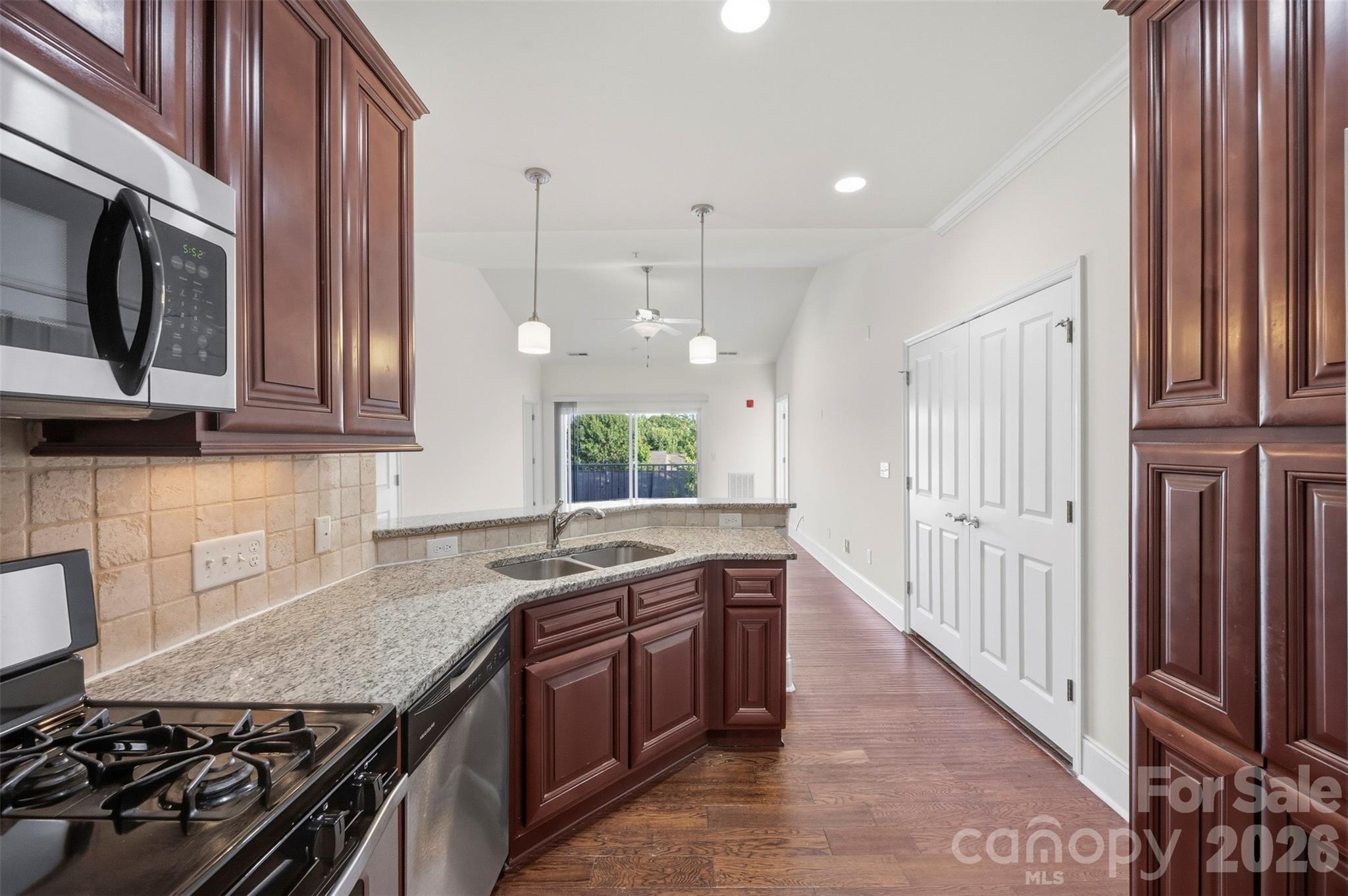 6605 Central Pacific Avenue Property Photo 8