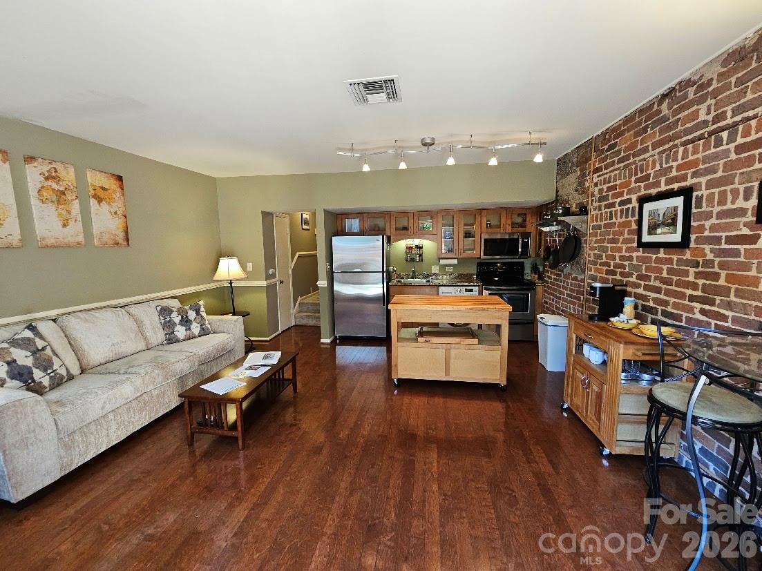 229 N Poplar Street 3 Property Photo 3