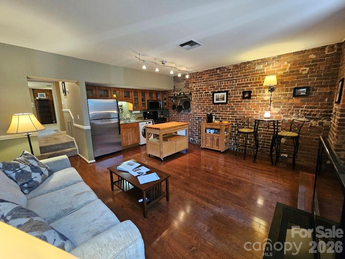 229 N Poplar Street 3 Property Photo 4