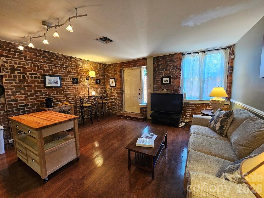 229 N Poplar Street 3 Property Photo 5