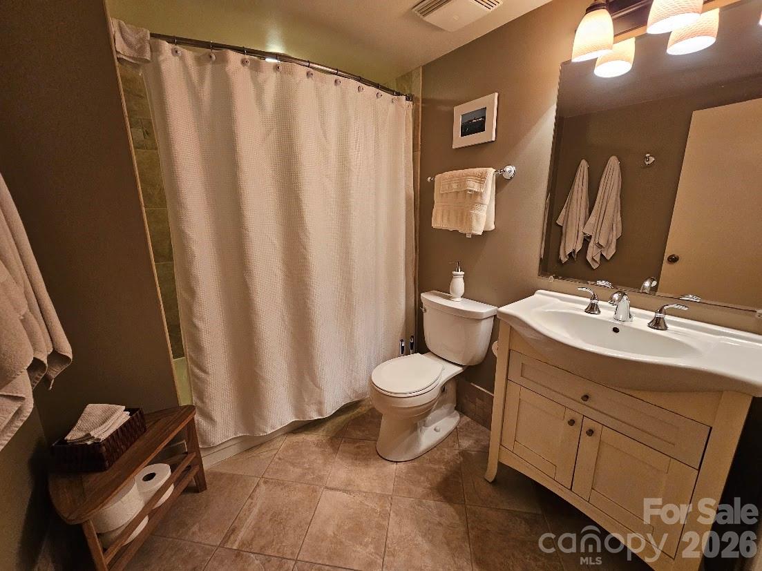 229 N Poplar Street 3 Property Photo 9