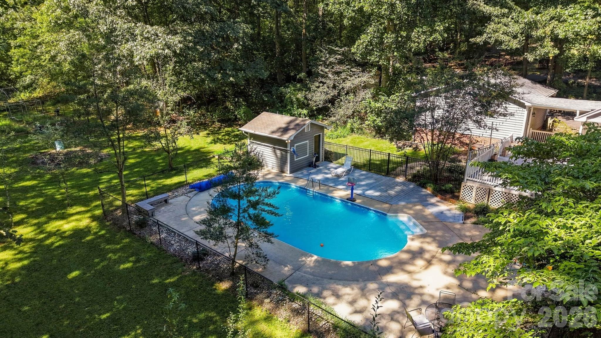 1602 Fairway Drive Property Photo 2