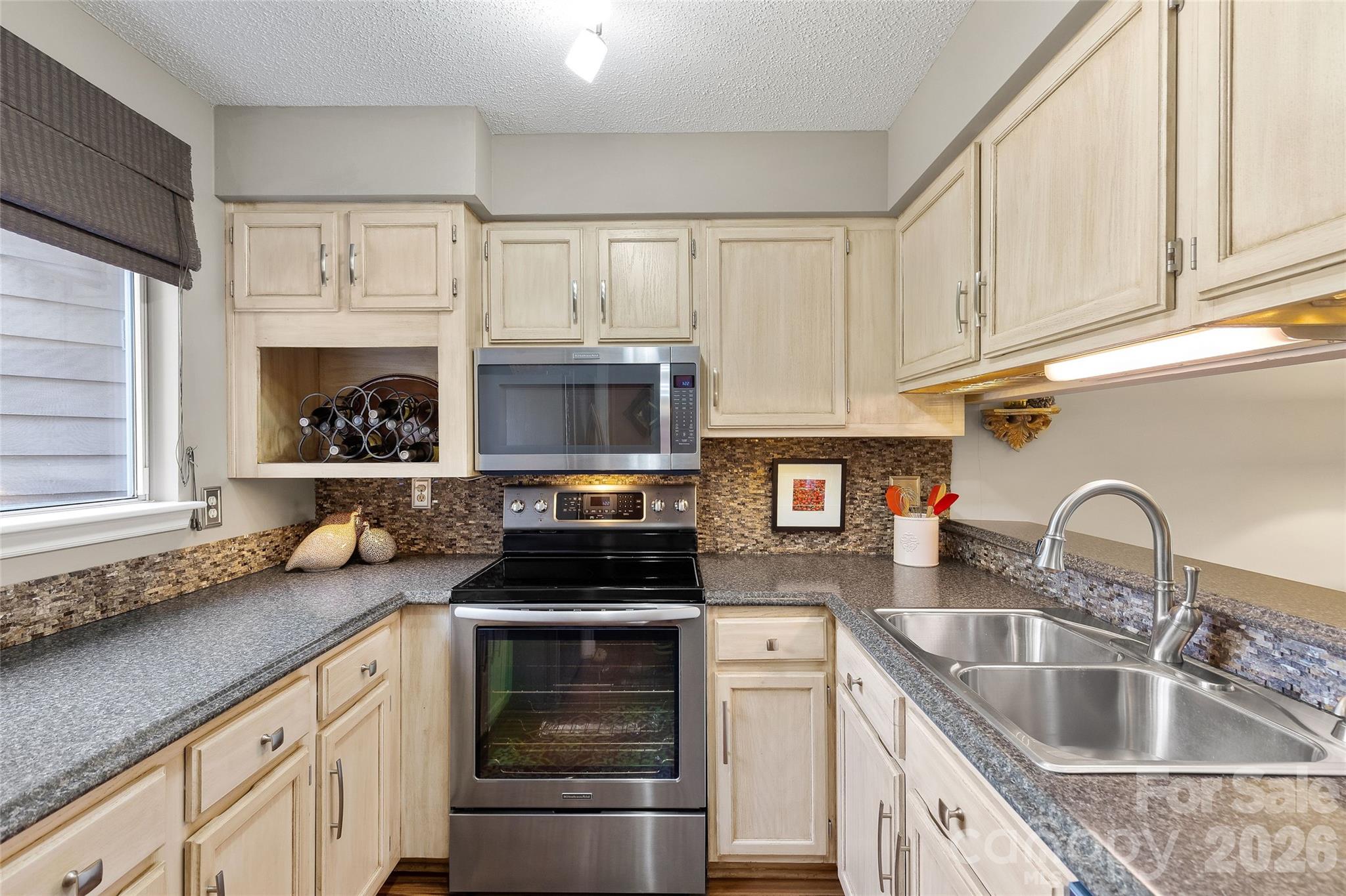 2508 Stradbrook Drive B Property Photo 8