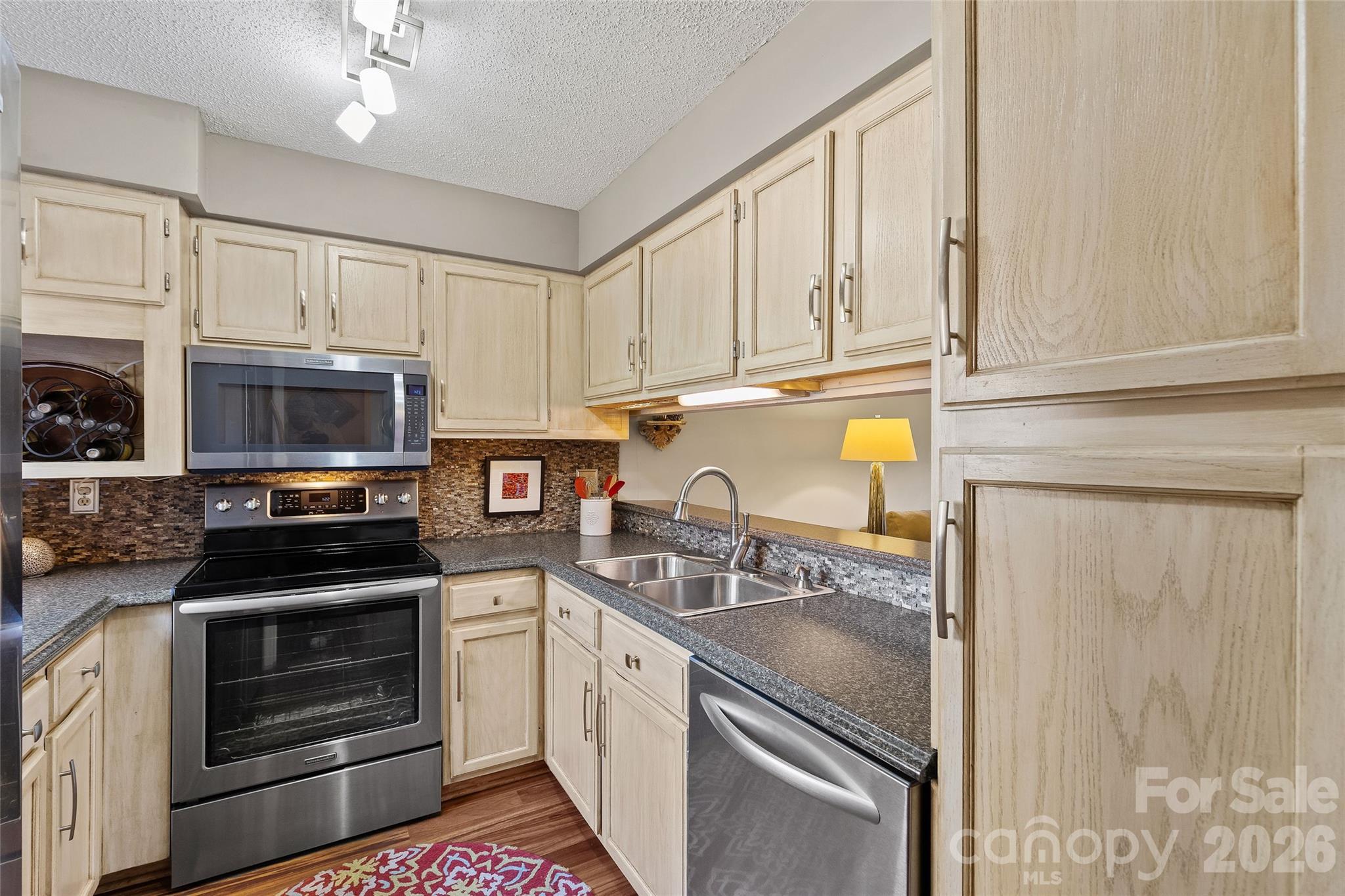 2508 Stradbrook Drive B Property Photo 9