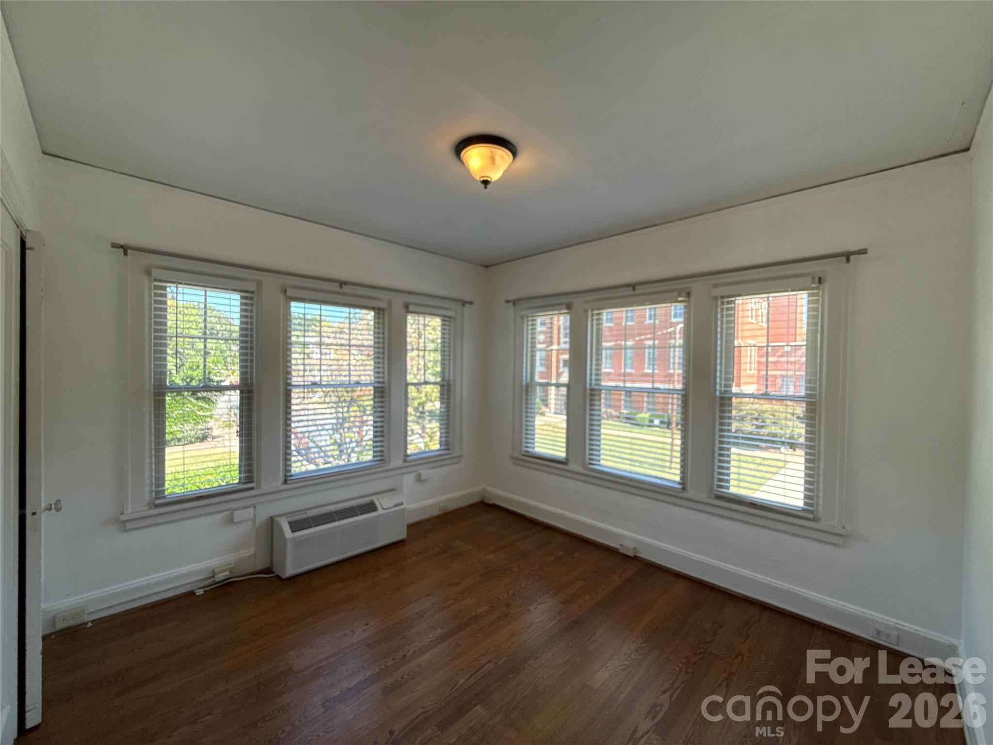 1616 E 8th Street 6 Property Photo 8