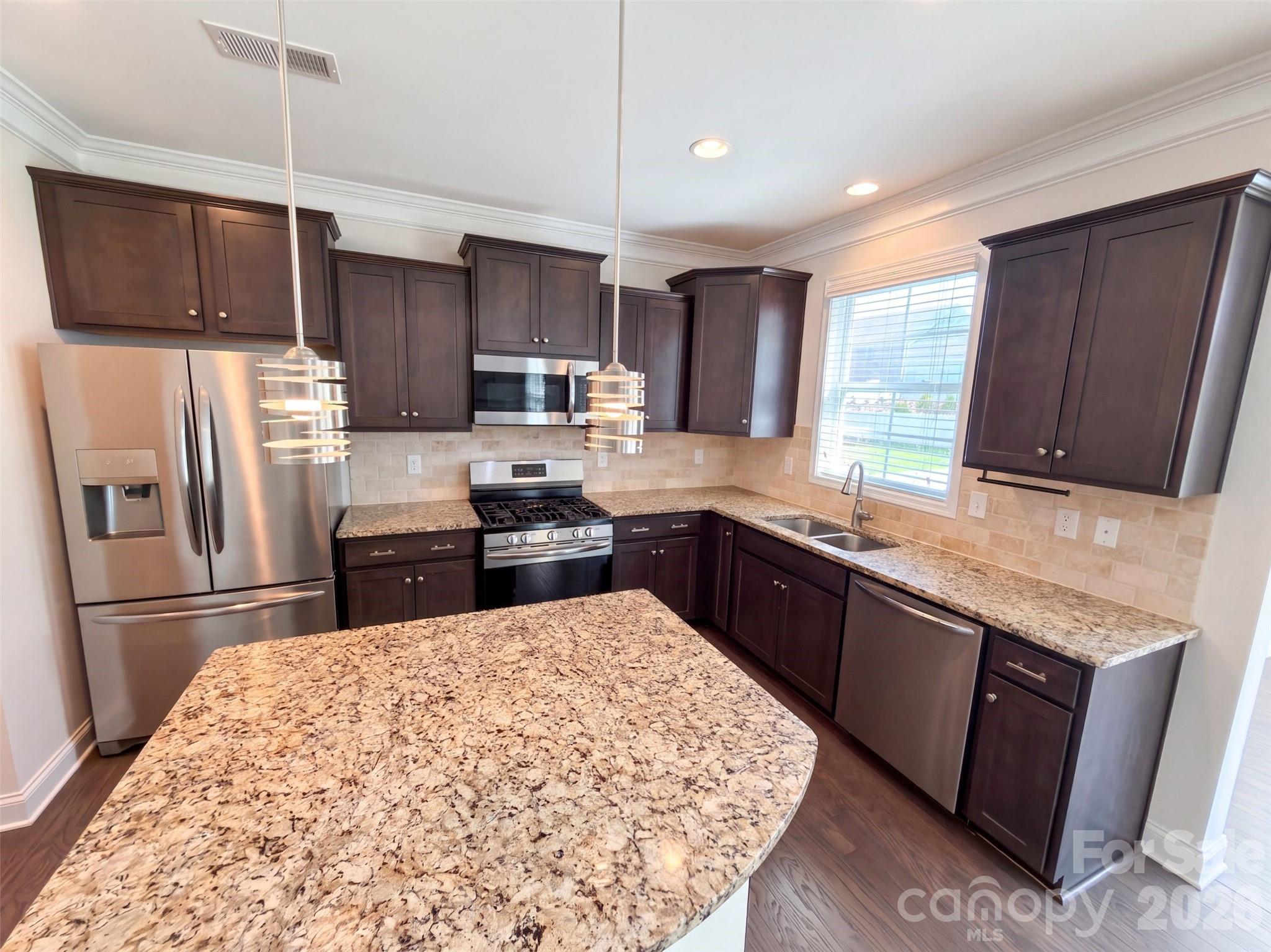 5015 Sea Cliff Lane Property Photo 2