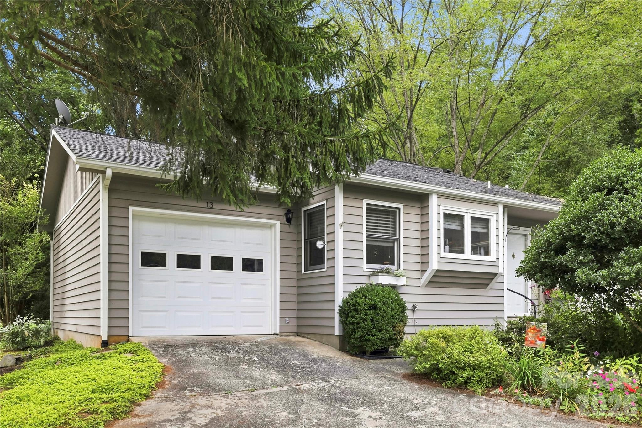 13 Llama Vista Court Property Photo 1