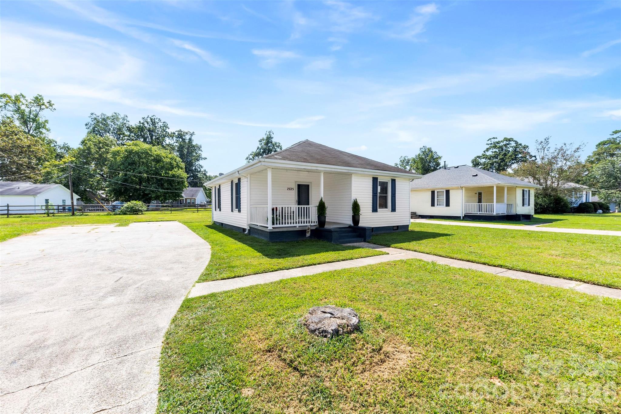 1525 Perfection Avenue Property Photo 2