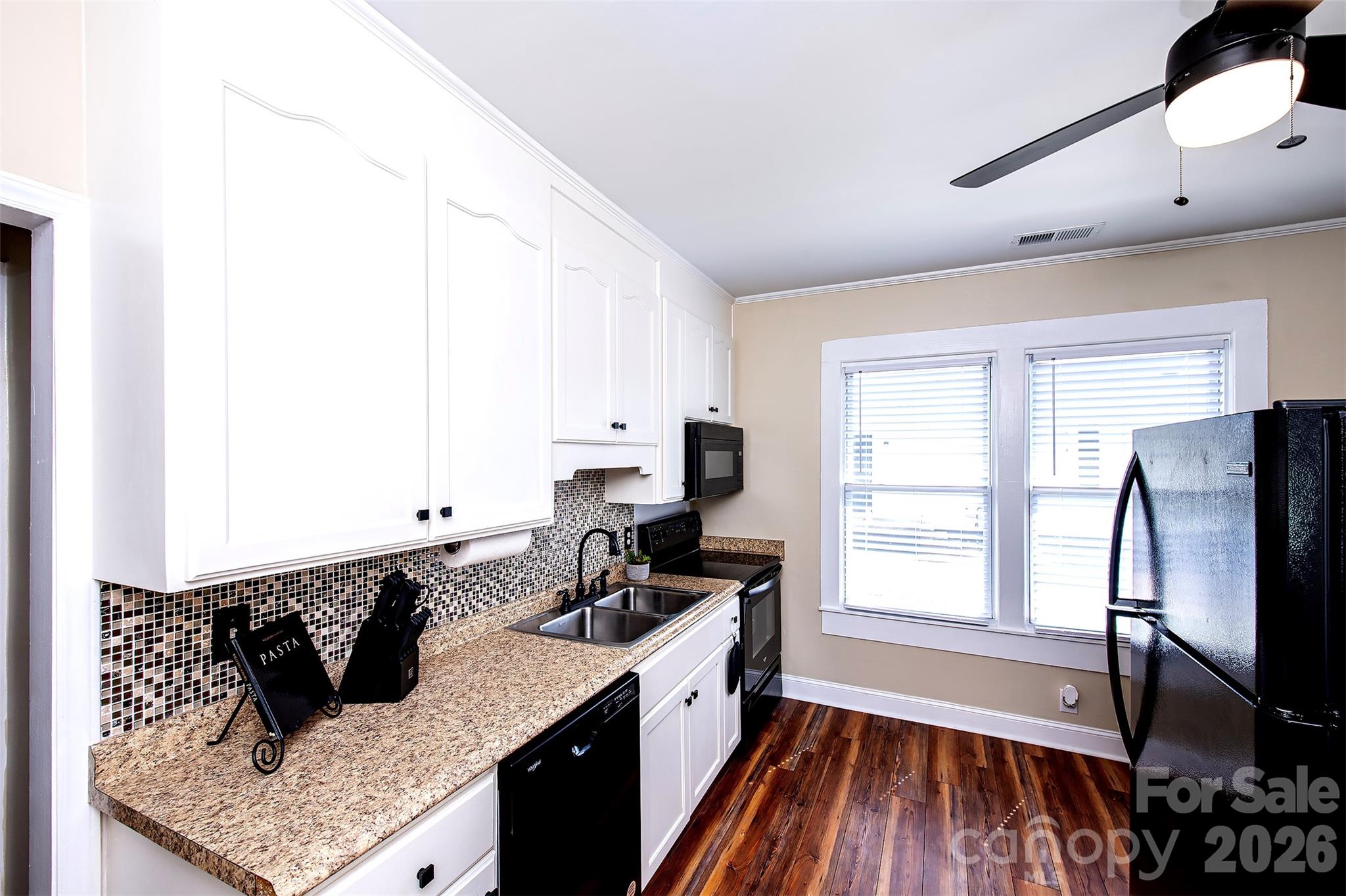 1525 Perfection Avenue Property Photo 7