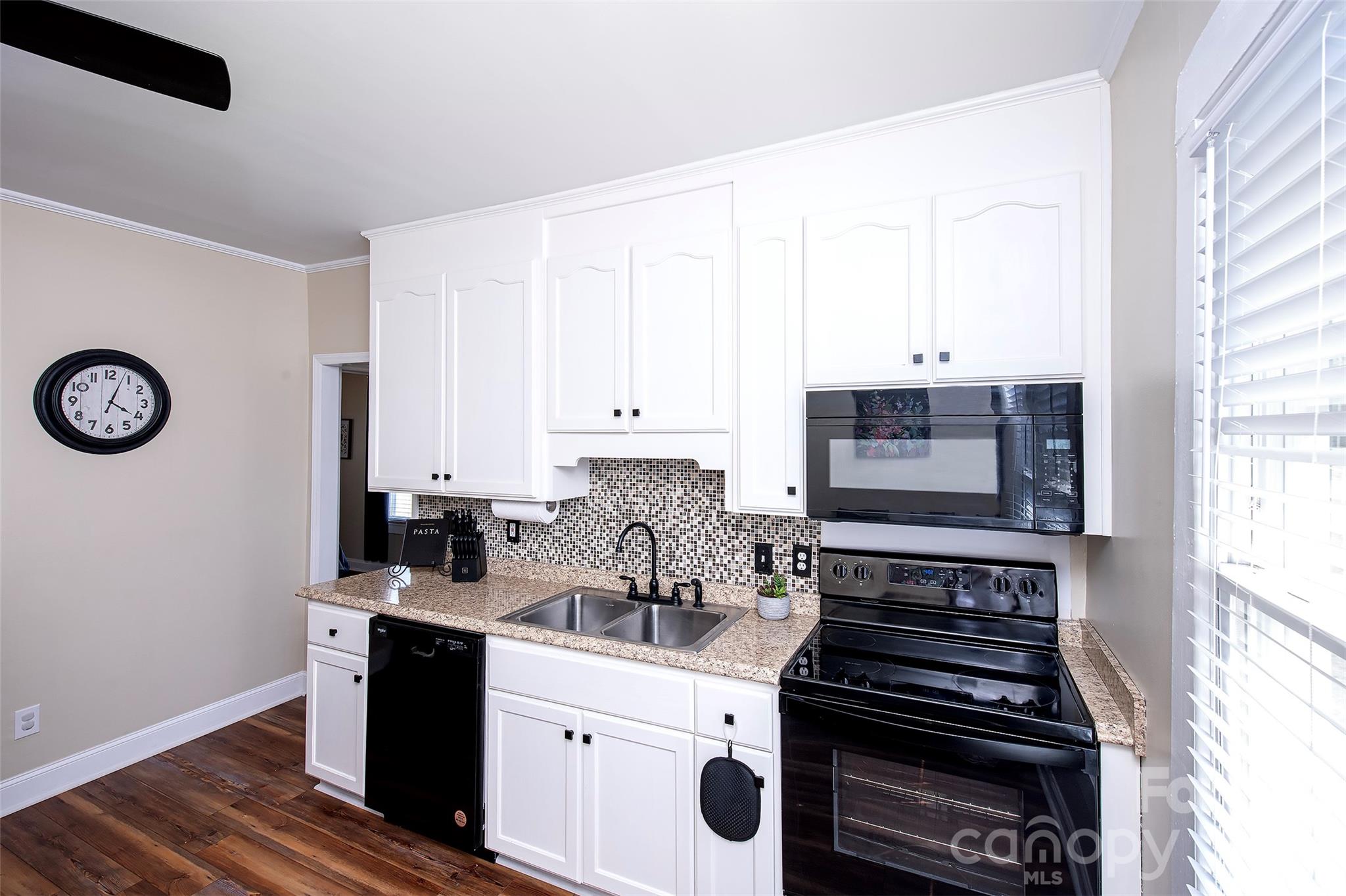 1525 Perfection Avenue Property Photo 8