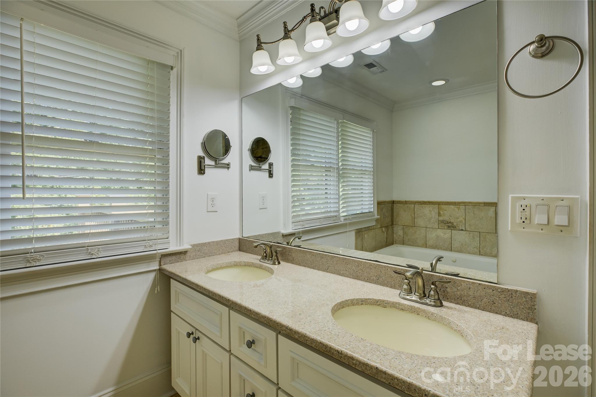 448 N Summit Avenue Property Photo 35