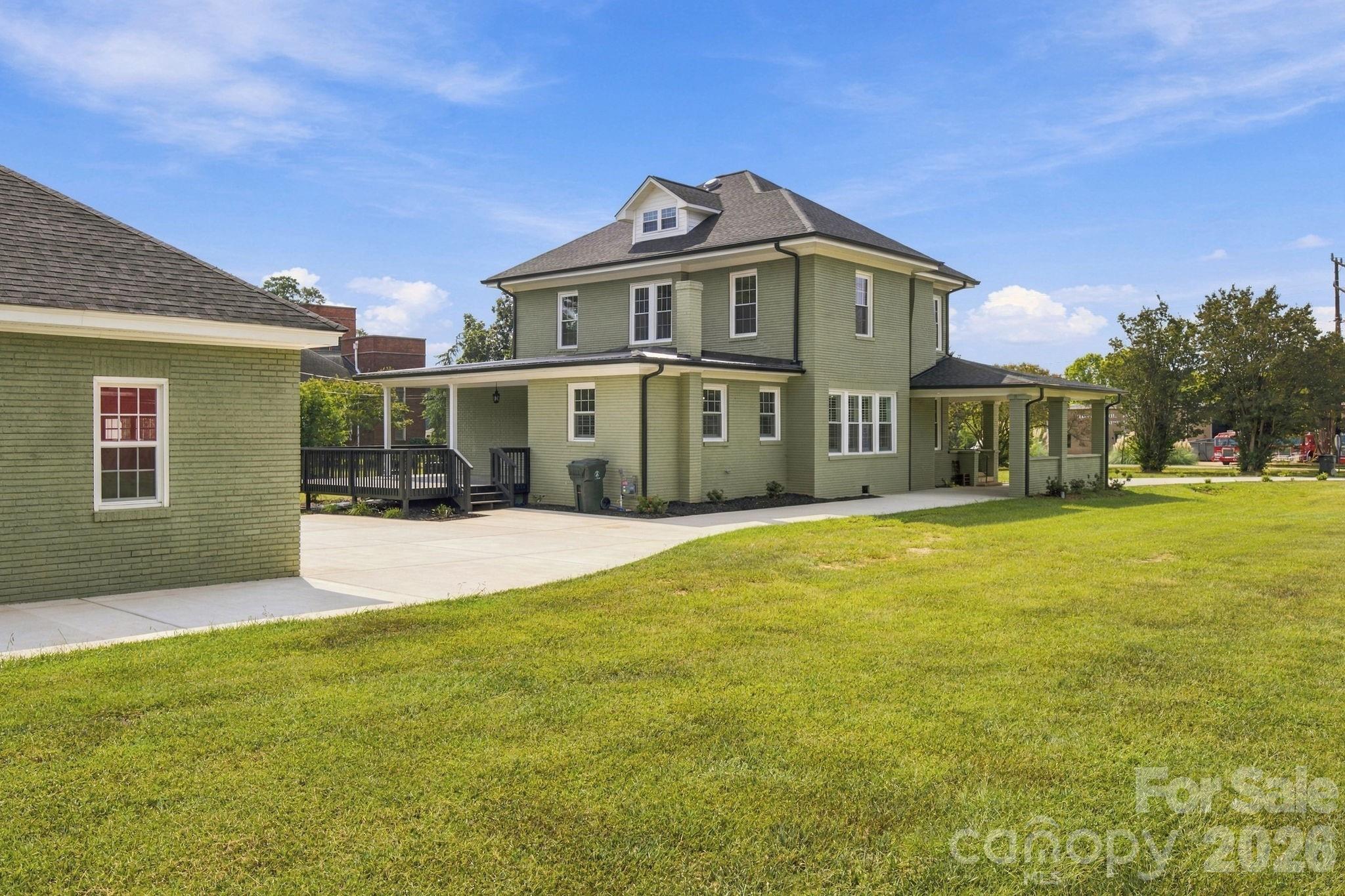 201 E 1st Street Property Photo 29