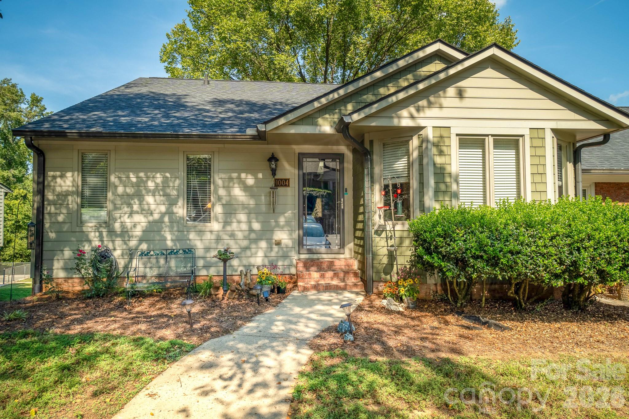 1004 Kenilworth Court Property Photo 1