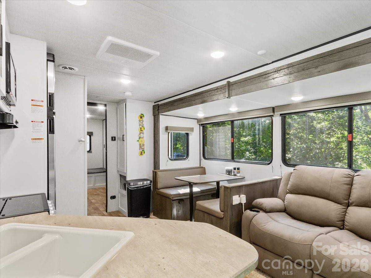 997 Hoot Owl Road Property Photo 4