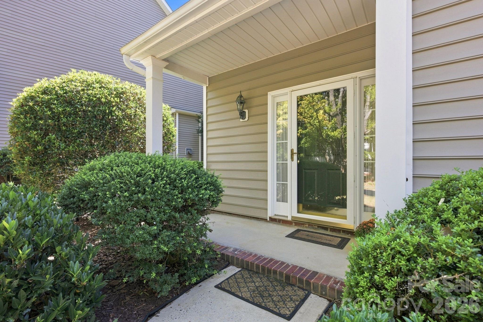 10018 Glencrest Drive Property Photo 2