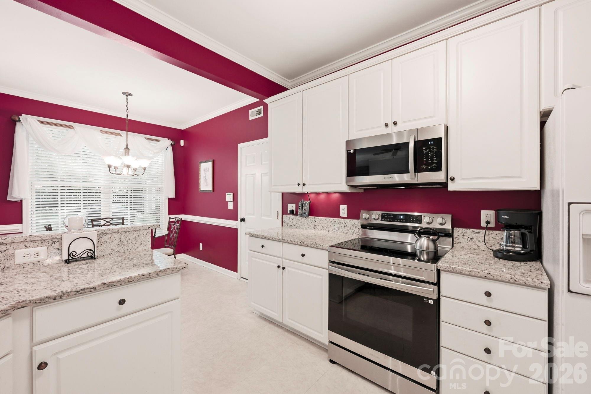 10018 Glencrest Drive Property Photo 8