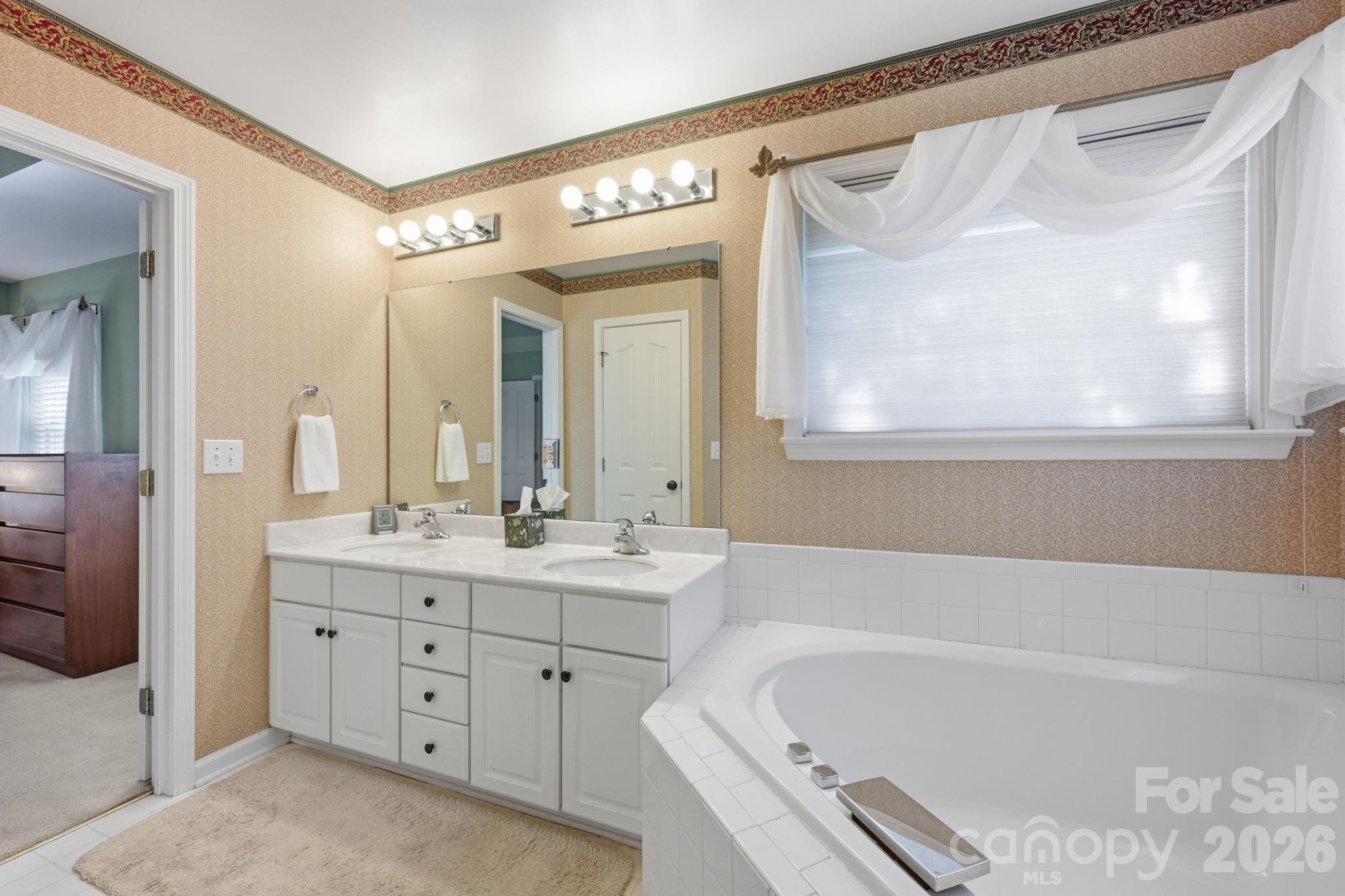 10018 Glencrest Drive Property Photo 16