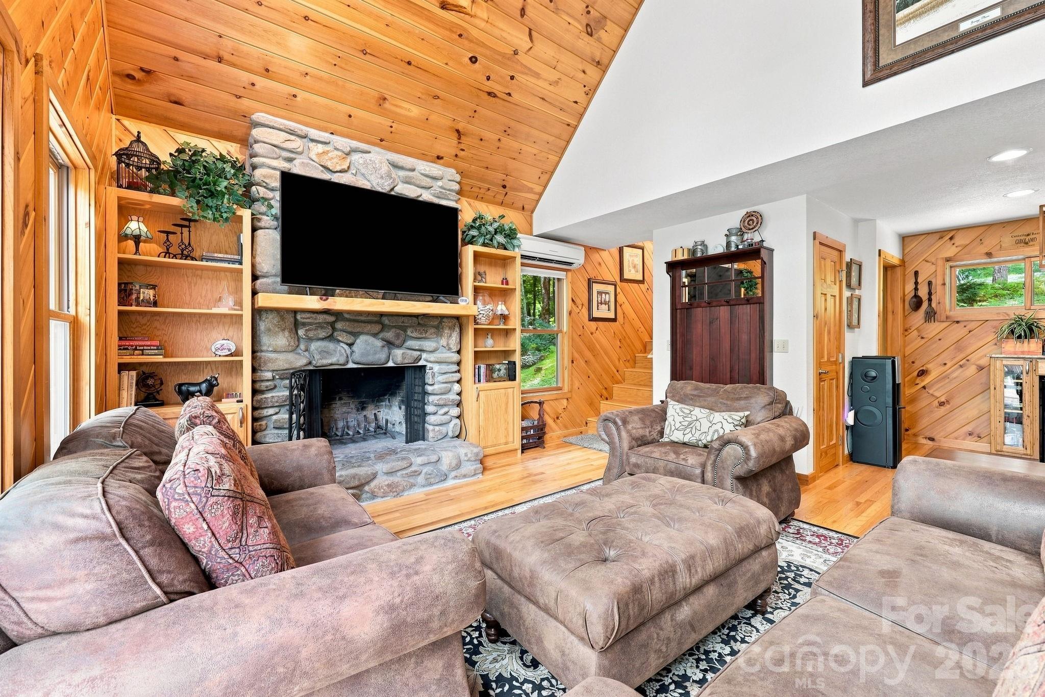 1055 Winter Star Loop Property Photo 6