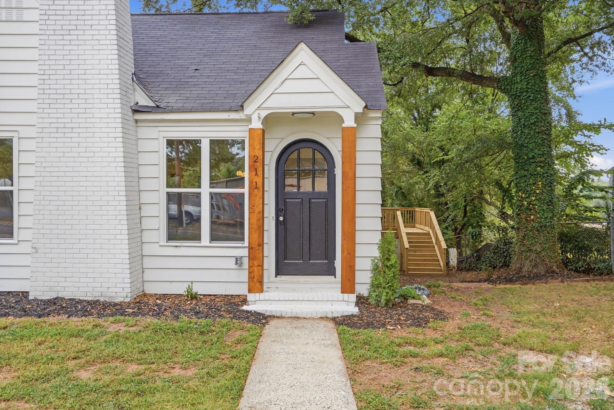 211 Spratt Street Property Photo 1