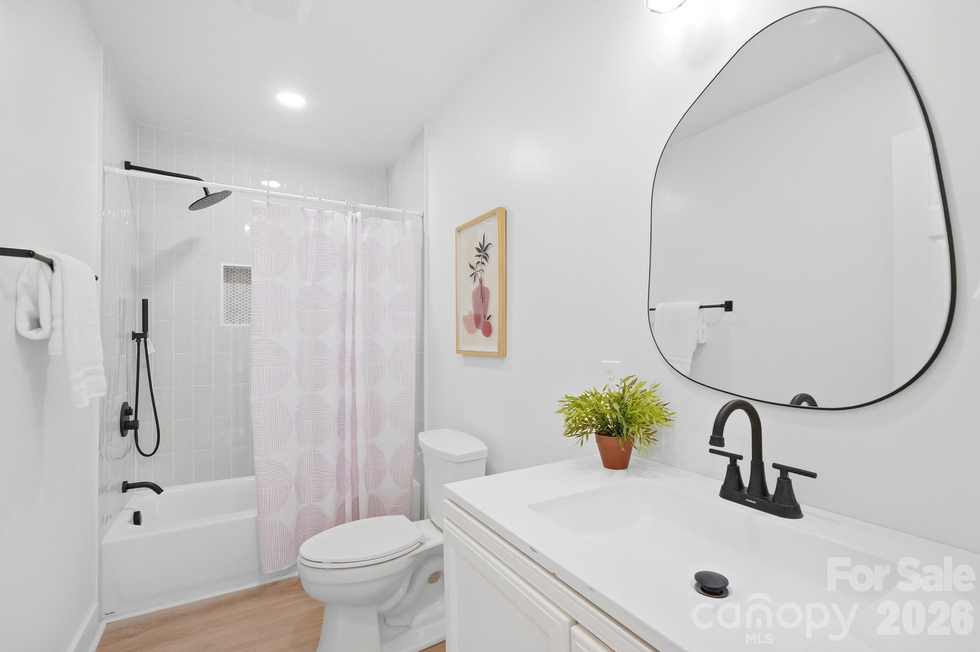 211 Spratt Street Property Photo 32